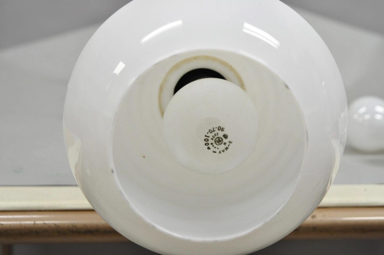 Vintage Italian Hollywood Regency Lámpara de sobremesa de madera dorada con velas en venta 2