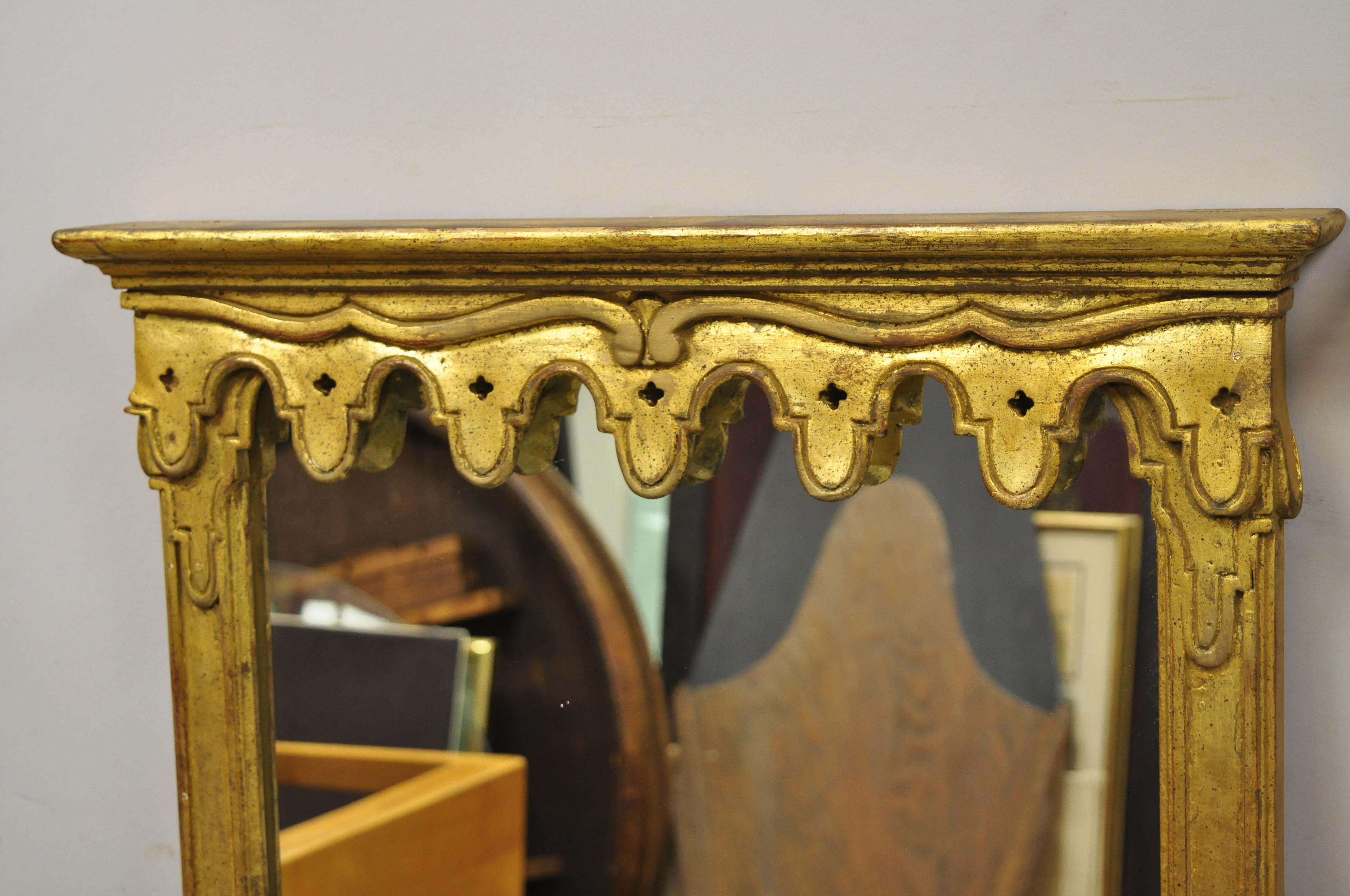 Paire de miroirs muraux Trumeau italiens vintage Hollywood Regency en bois doré et doré Bon état - En vente à Philadelphia, PA