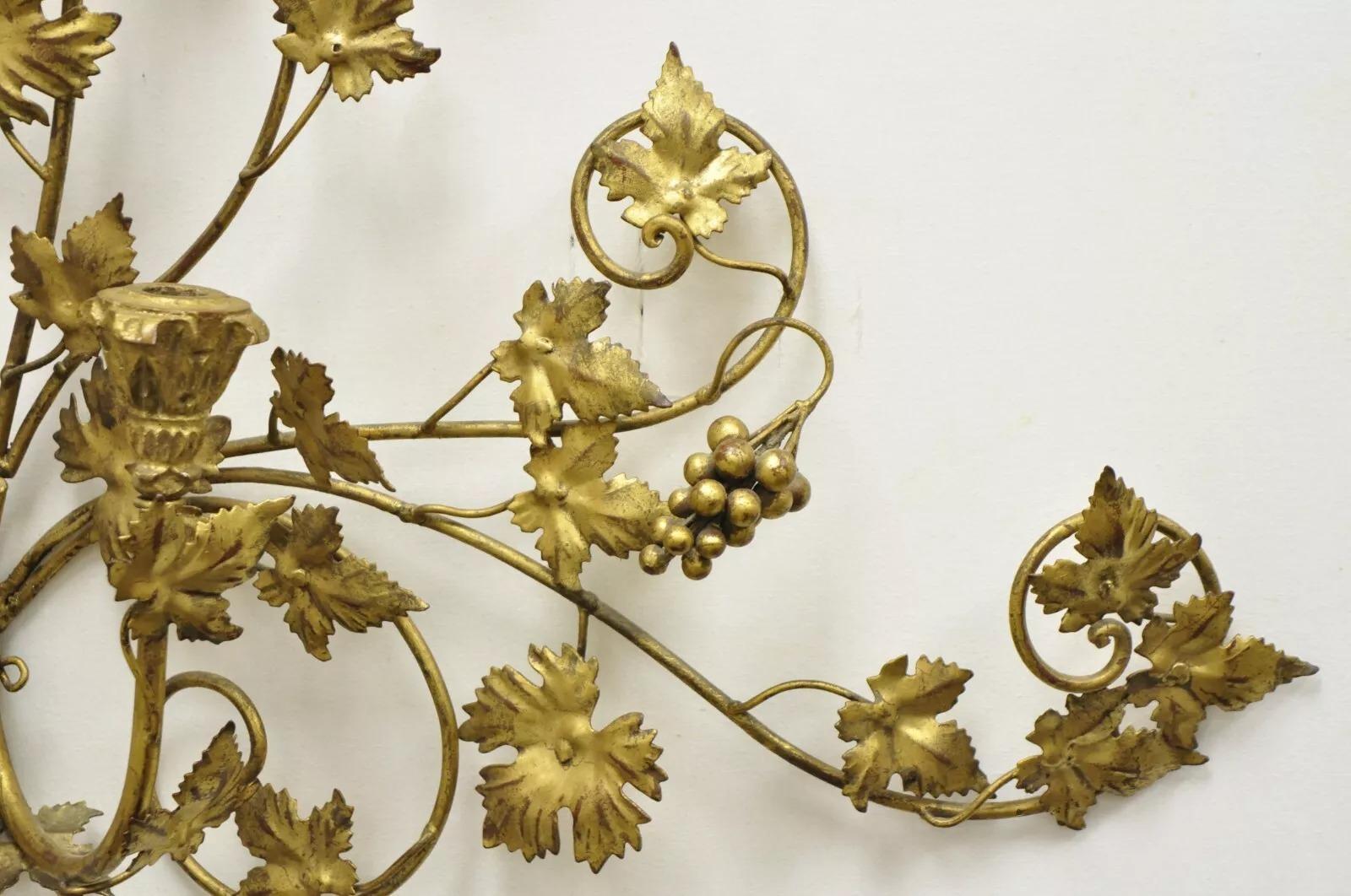 20ième siècle Applique murale italienne Hollywood Regency dorée, en fer, cuir et tôle, 3 candélabres en vente
