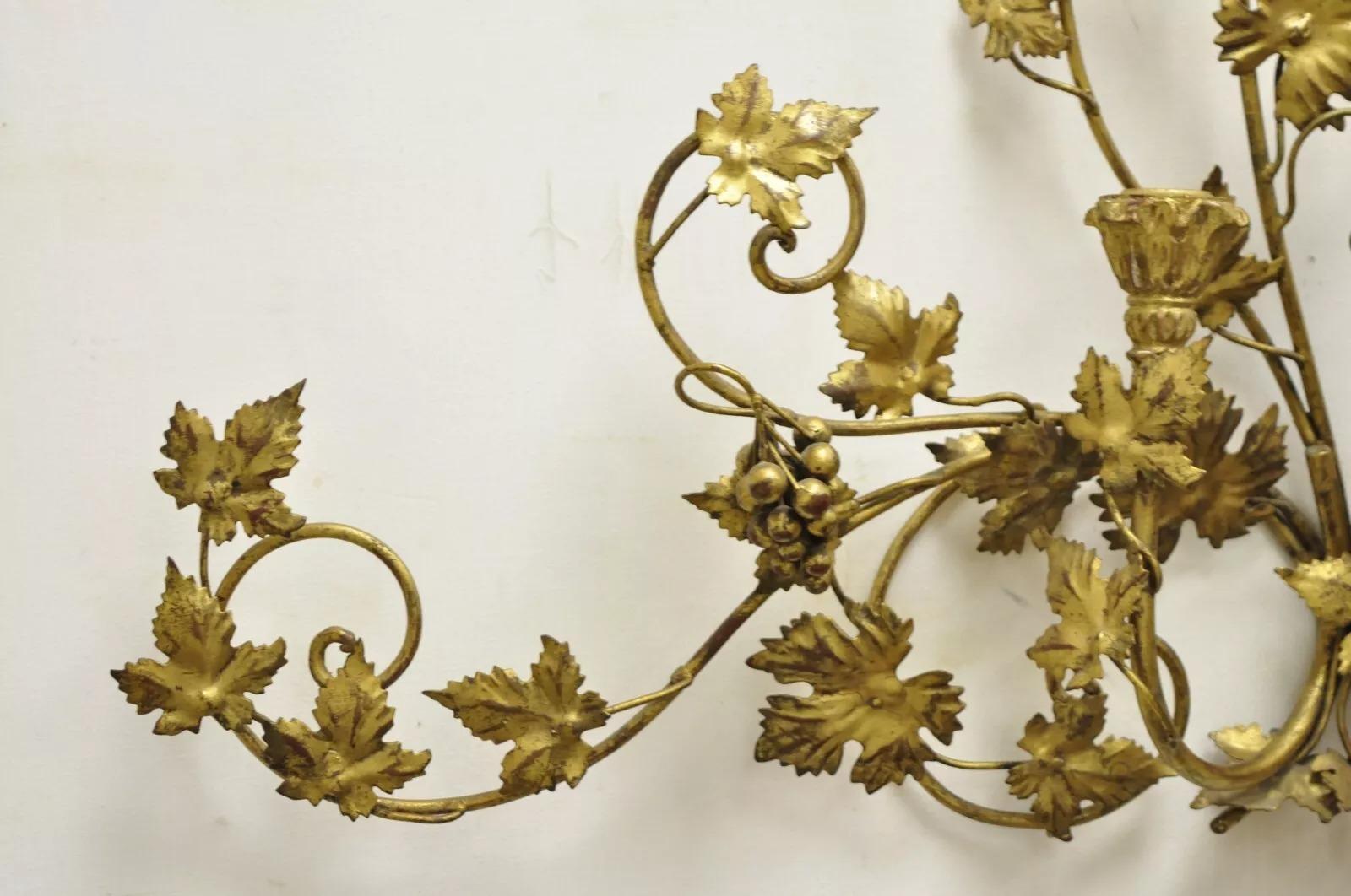 Fer Applique murale italienne Hollywood Regency dorée, en fer, cuir et tôle, 3 candélabres en vente