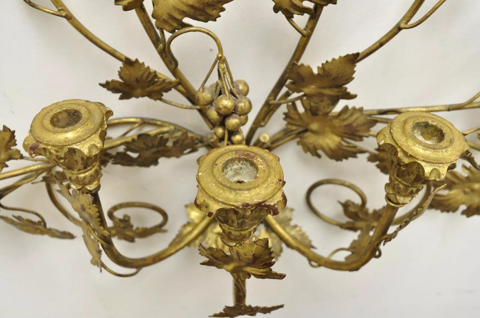 Applique murale italienne Hollywood Regency dorée, en fer, cuir et tôle, 3 candélabres en vente 3