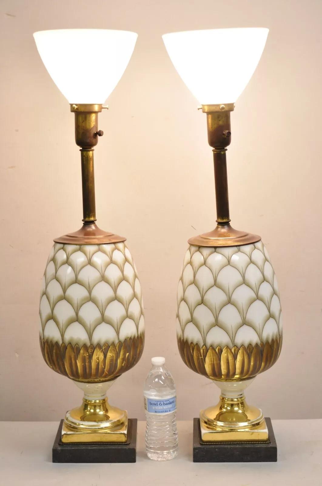 Pareja de lámparas de sobremesa con piñas de cristal pintadas a mano y doradas en estilo Hollywood Regency italiano vintage sobre bases cuadradas de mármol. Mediados del siglo XX. Medidas: 33