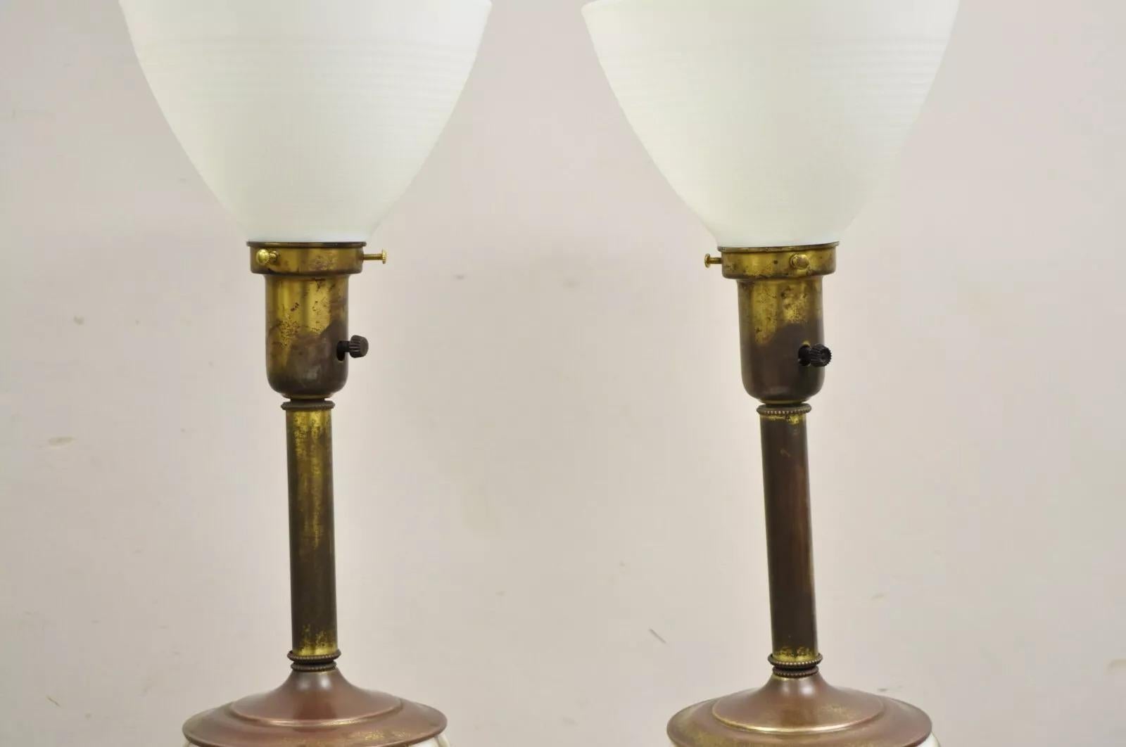 Vintage Italian Hollywood Regency Lámpara de mesa de piña de cristal pintada a mano - Pareja en Bueno estado para la venta en Philadelphia, PA