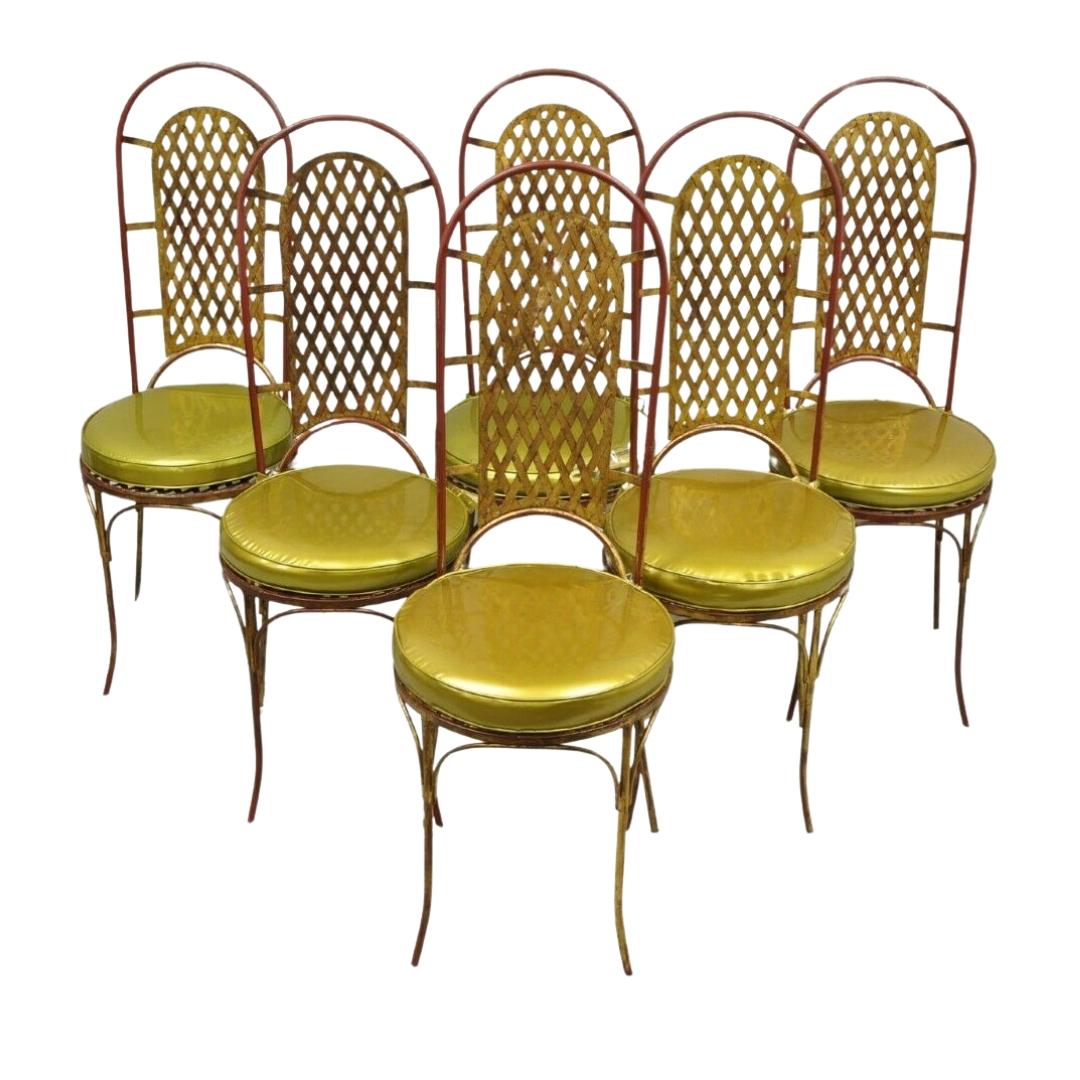 Vintage Italian Hollywood Regency Iron Gold Gilt Lattice Dining Set - 7 Pc Set. Cet article comprend 6 chaises d'appoint à assise et dossier en treillis, finition vieillie dorée et rouge, coussins ronds détachés, table de salle à manger