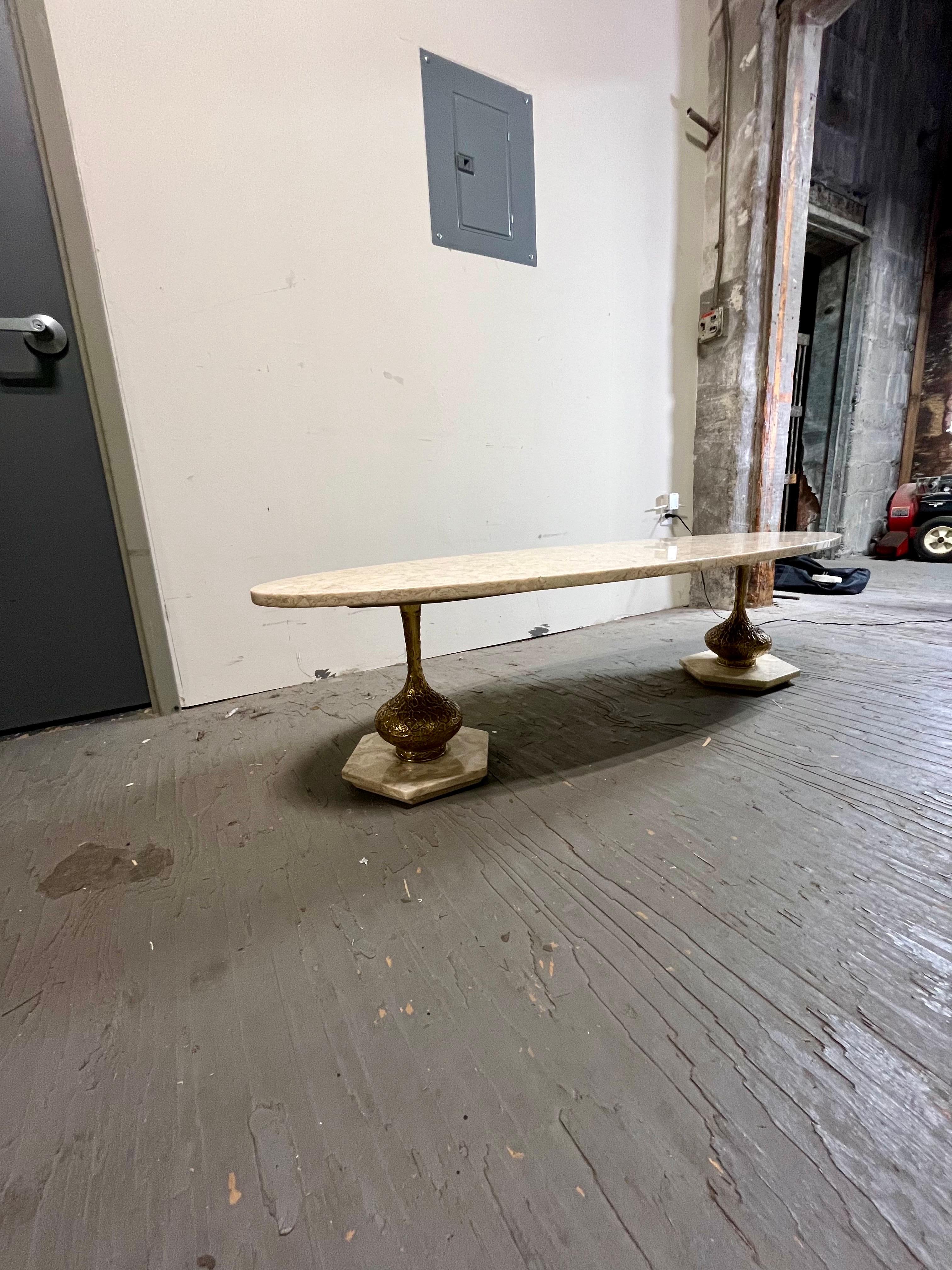 20ième siècle Table basse vintage italienne Hollywood Regency à long plateau ovale en marbre Surfboard en vente