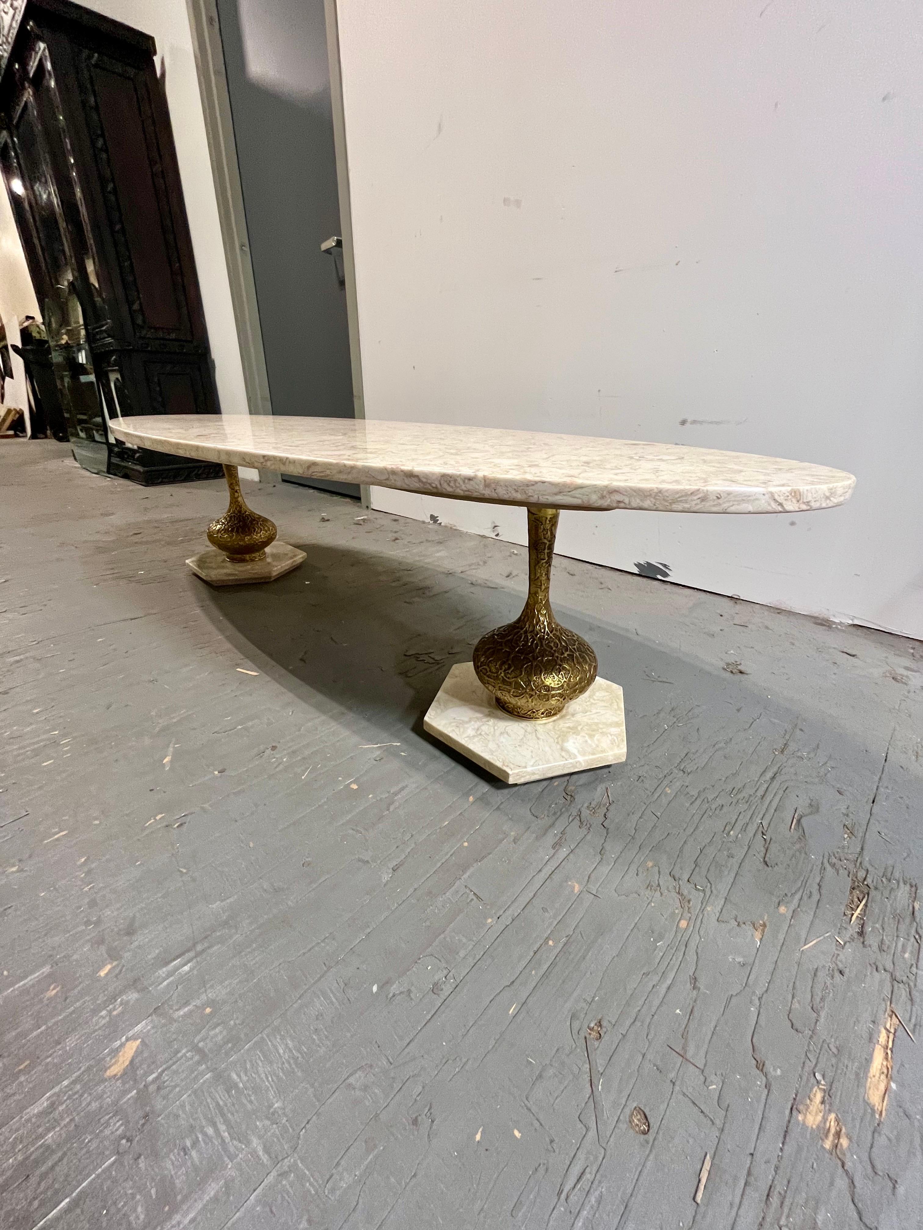Métal Table basse vintage italienne Hollywood Regency à long plateau ovale en marbre Surfboard en vente