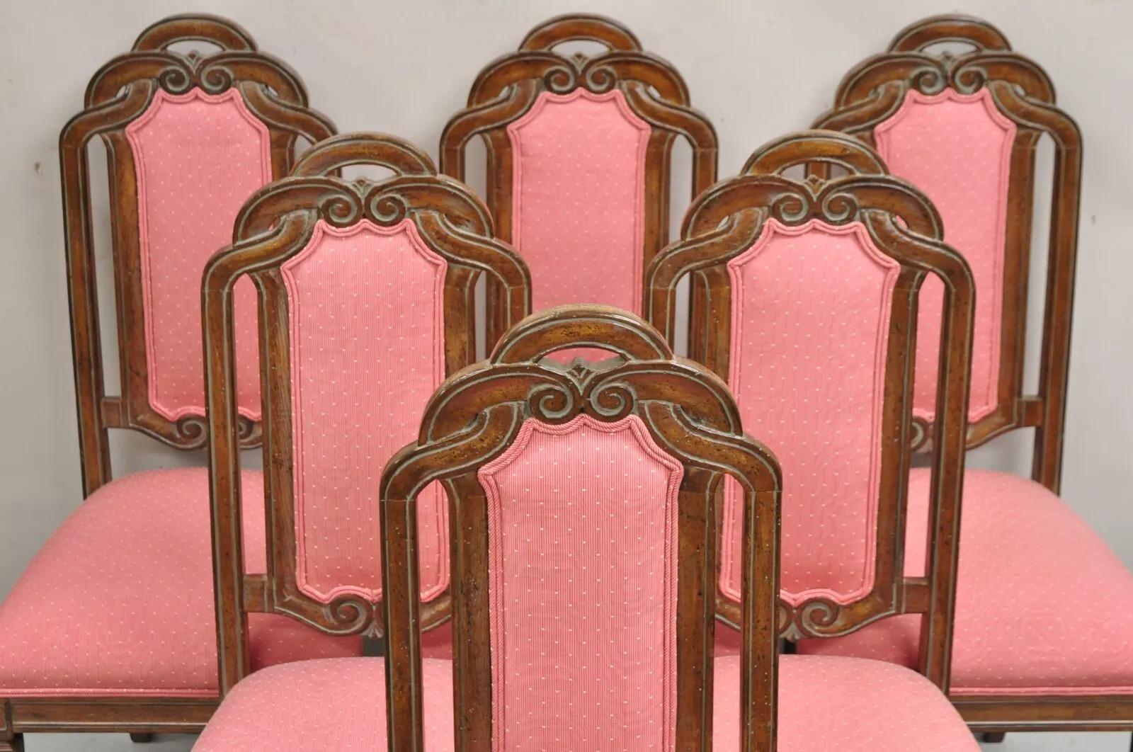 Sedie da pranzo in noce con schienale Pretzel intagliato e tappezzeria rosa - Set di 6. Circa fine XX secolo. Misure: 42,5