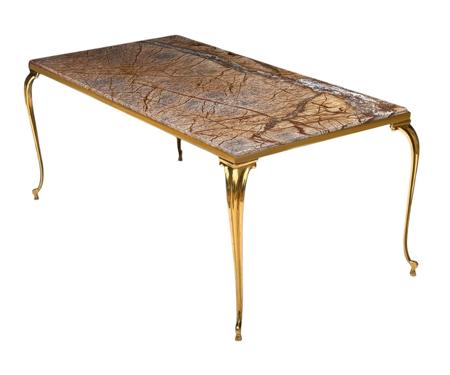 Italiano Tavolino rettangolare d'epoca Hollywood Regency in marmo marrone e ottone in vendita