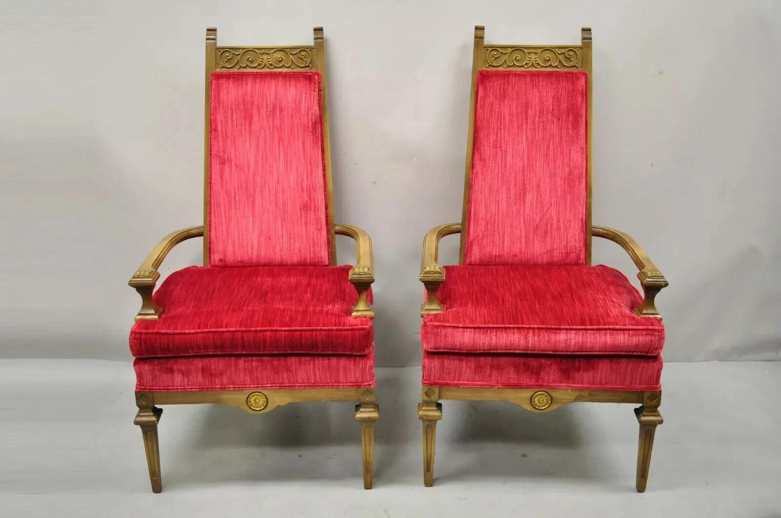 Vintage Italian Hollywood Regency Red High Back Lounge Arm Chairs - ein Paar. Der Rahmen ist aus Massivholz gefertigt und mit schönen Schnitzereien versehen. Ein sehr schönes Vintage-Paar mit tollem Stil und Form. Circa Mitte des 20. Jahrhunderts.