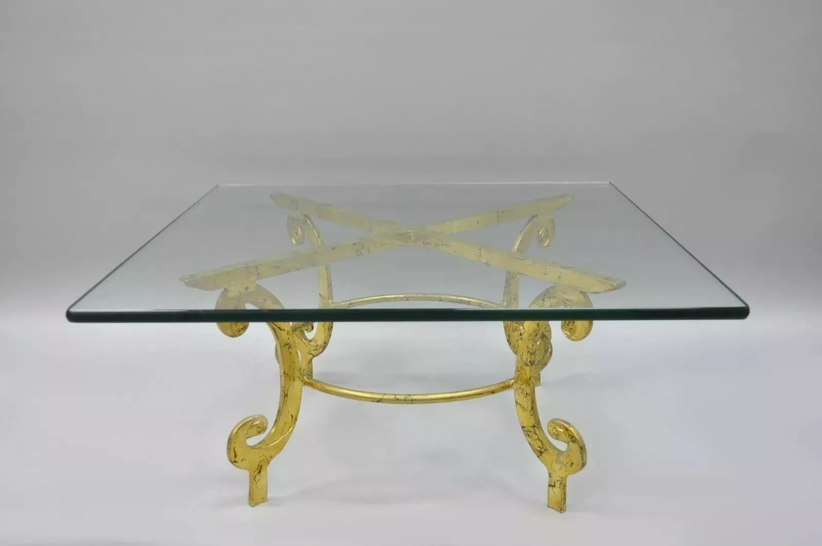 Italienischer Hollywood-Regency-Couchtisch aus Goldmetall und Glas mit Schnörkeln im Vintage-Stil im Angebot 4