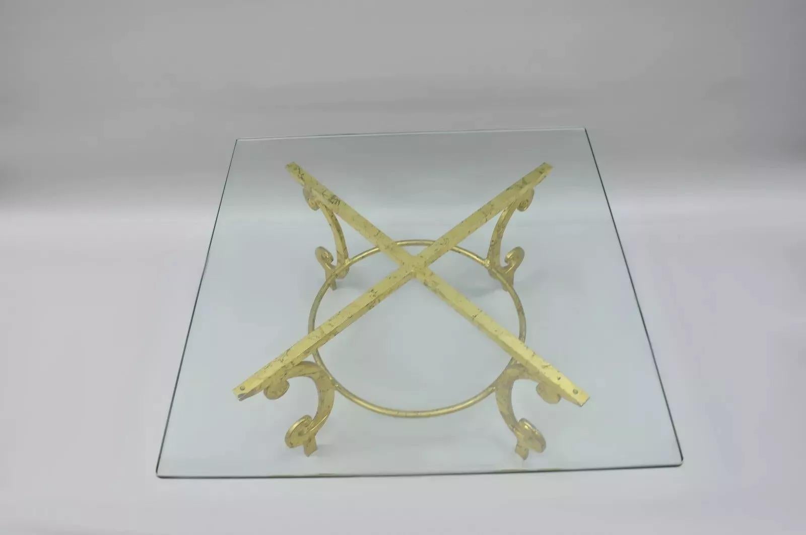 Vintage Italian Hollywood Regency Scrolling Gold Metall und Glas Couchtisch. Artikel verfügt über Aluminium-Guss-Metall-Basis, antiqued Gold vergoldet, .75 