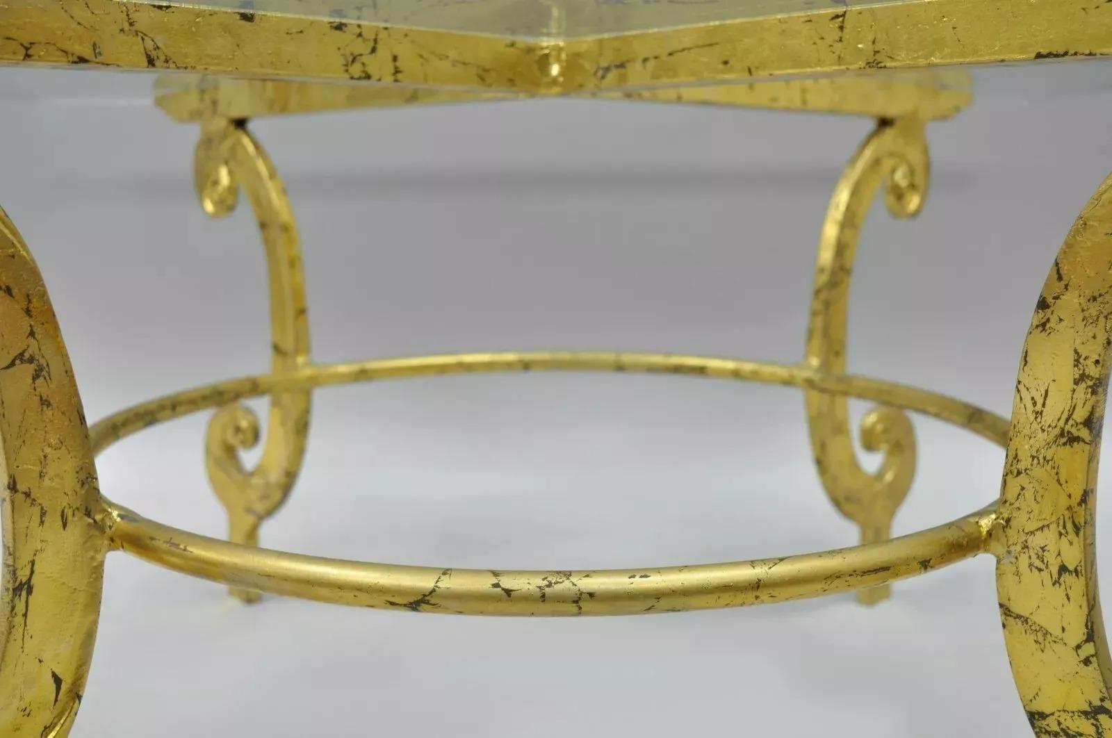 Italienischer Hollywood-Regency-Couchtisch aus Goldmetall und Glas mit Schnörkeln im Vintage-Stil (Unbekannt) im Angebot