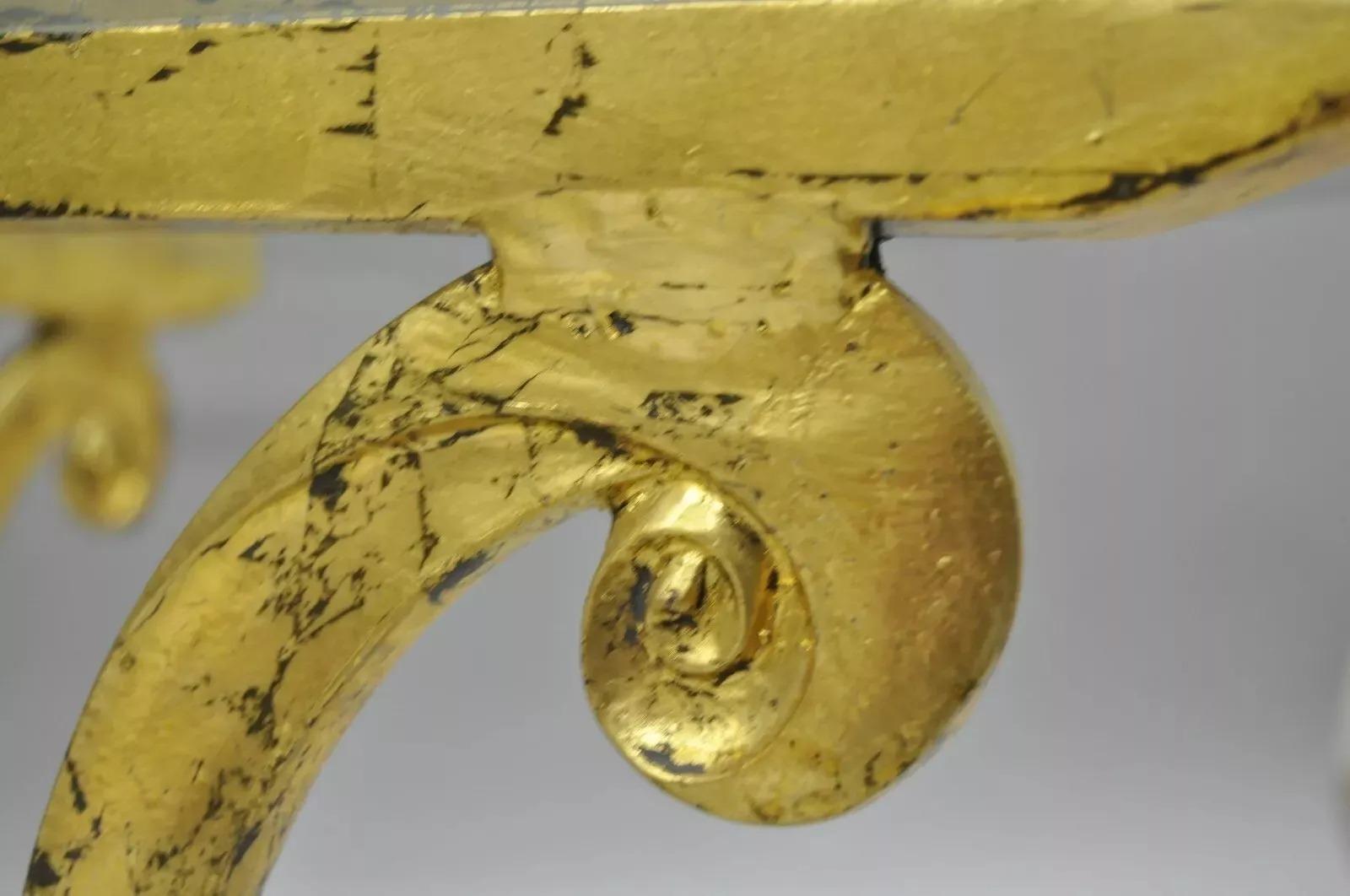 Italienischer Hollywood-Regency-Couchtisch aus Goldmetall und Glas mit Schnörkeln im Vintage-Stil (20. Jahrhundert) im Angebot