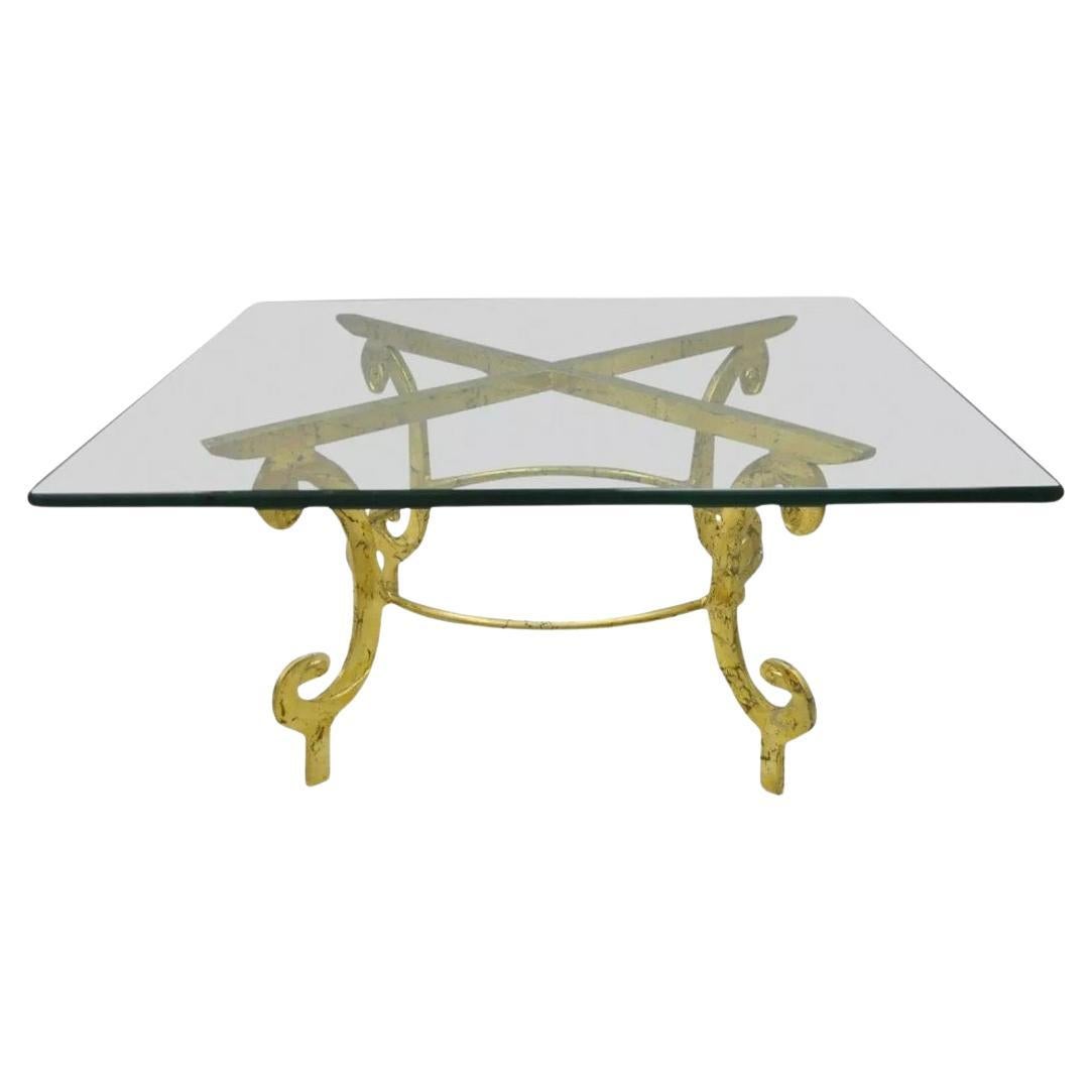 Vintage Italian Hollywood Regency Mesa de centro de metal y cristal dorado con volutas