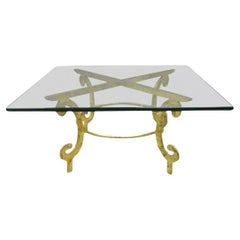 Vintage Italian Hollywood Regency Mesa de centro de metal y cristal dorado con volutas