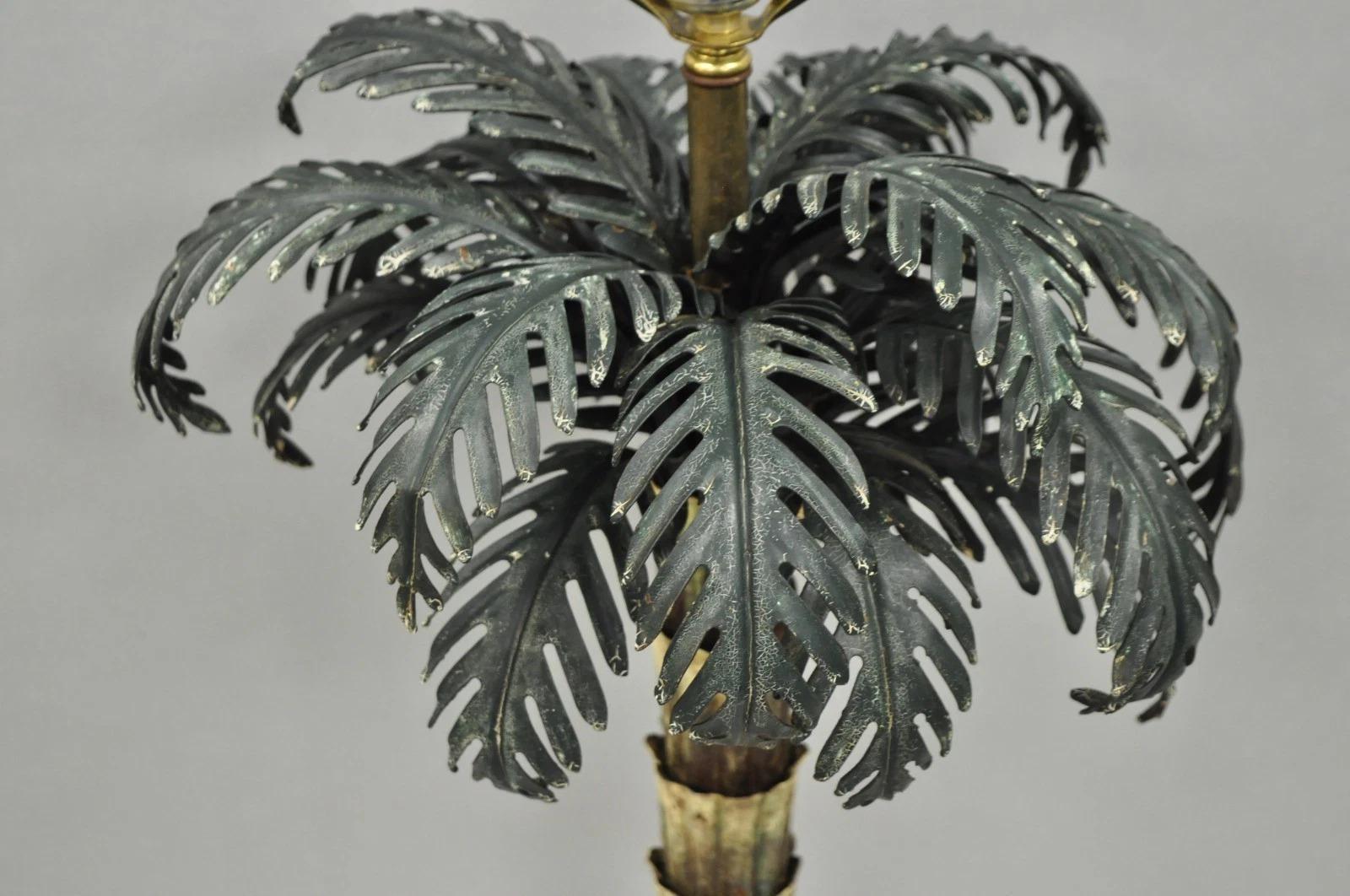 Vintage Italian Hollywood Regency Tole Metal Tropical Palm Tree Table Lamp In Good Condition For Sale In Philadelphia, PA