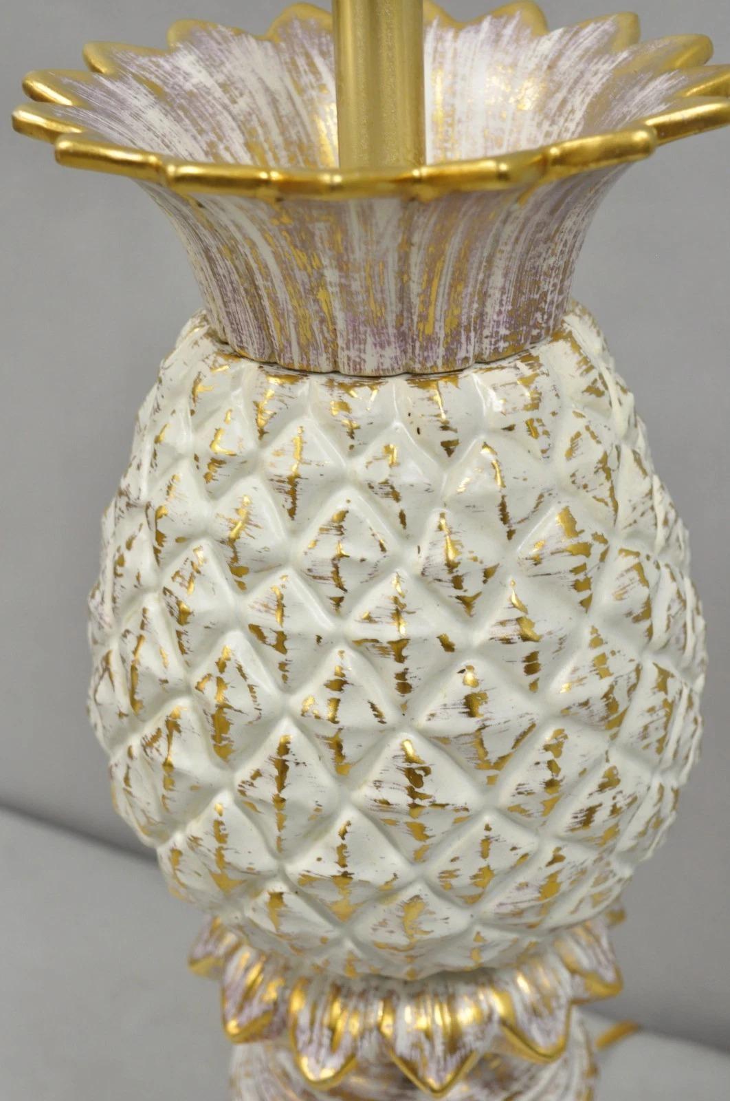 Vintage Italian Hollywood Regency Lámpara de Sobremesa de Porcelana Blanca y Cerámica Pinneaple en venta 4