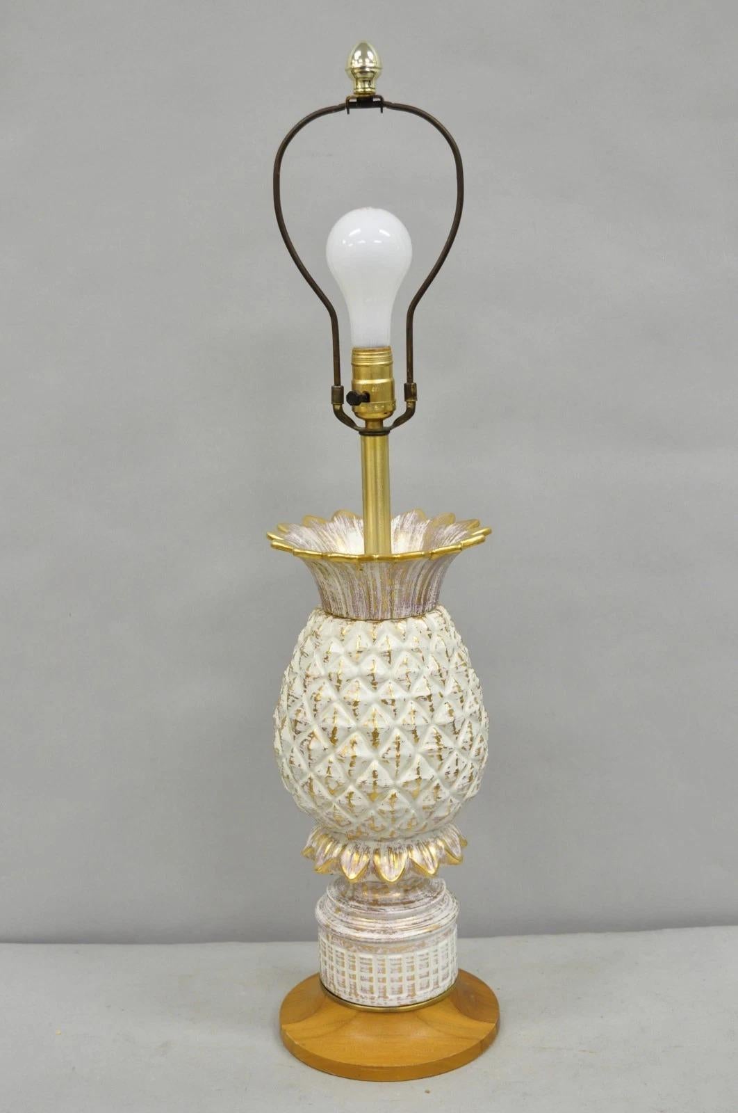 Vintage Italian Hollywood Regency Lámpara de Sobremesa de Porcelana Blanca y Cerámica Pinneaple en venta 5