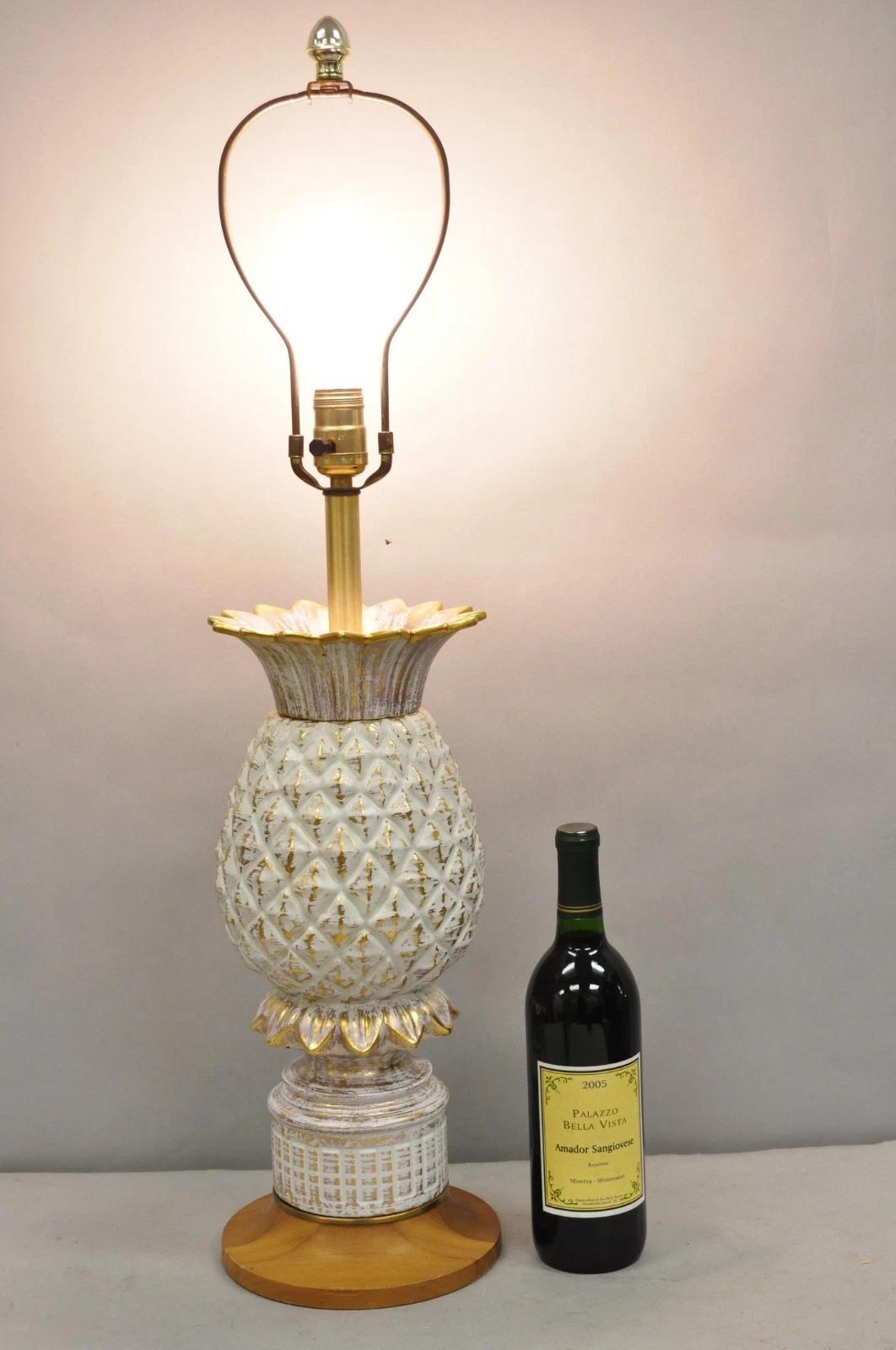 Lámpara de Sobremesa Vintage Italian Hollywood Regency Blanca, Rosa y Dorada de Cerámica de Porcelana sobre Base de Madera de Teca. Mediados del siglo XX. Medidas: 32