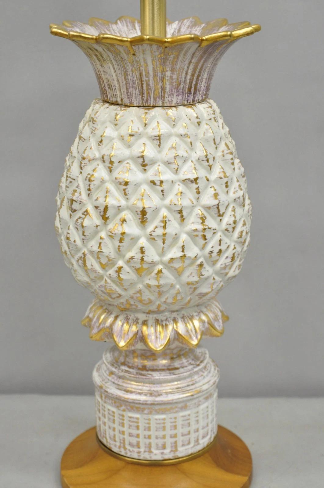 Vintage Italian Hollywood Regency Lámpara de Sobremesa de Porcelana Blanca y Cerámica Pinneaple Regencia de Hollywood en venta