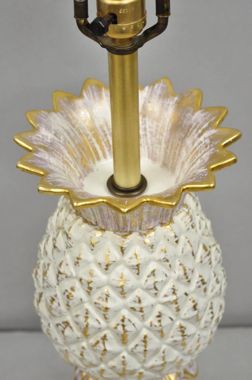 Vintage Italian Hollywood Regency Lámpara de Sobremesa de Porcelana Blanca y Cerámica Pinneaple en Bueno estado para la venta en Philadelphia, PA