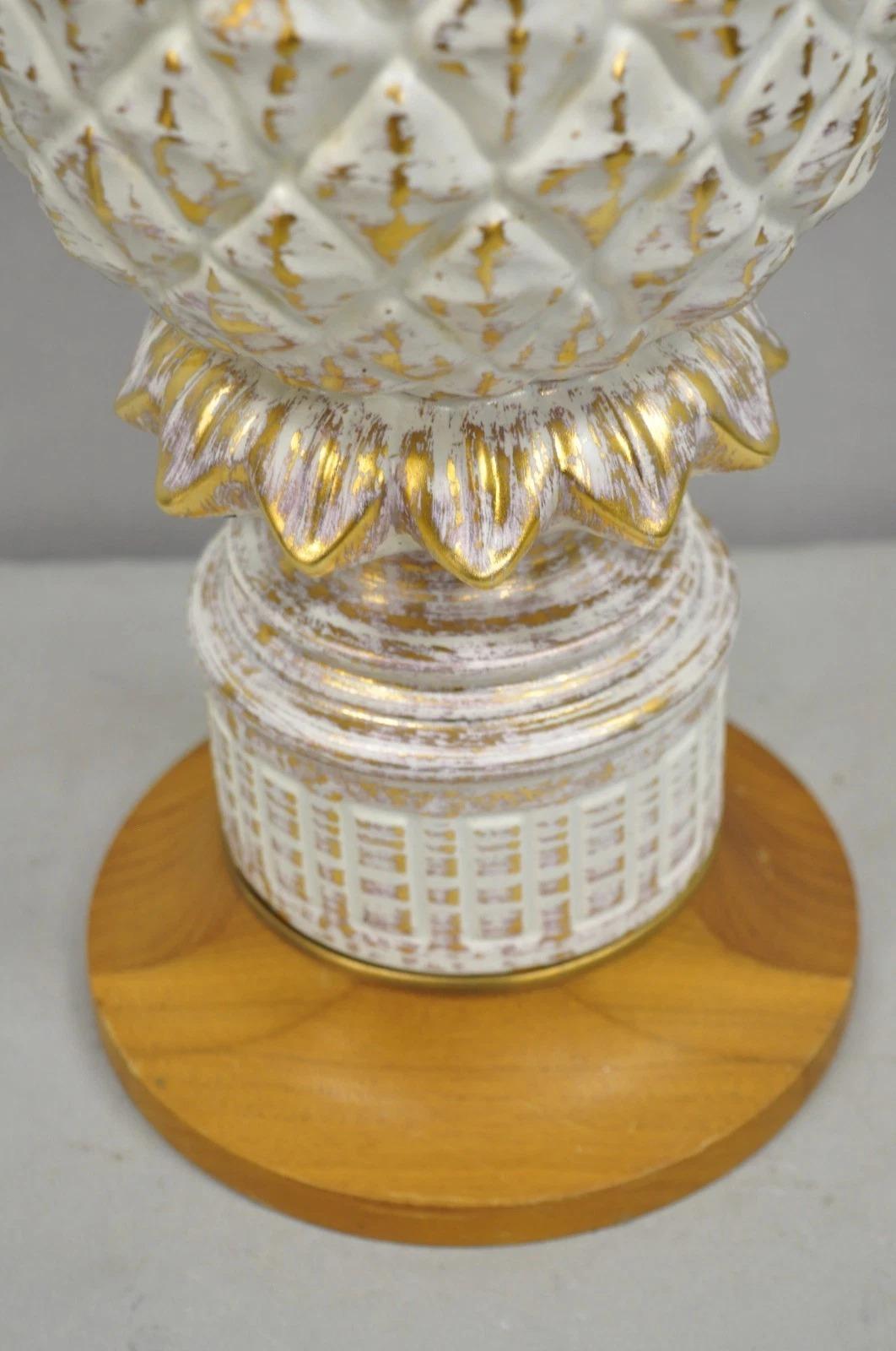 Vintage Italian Hollywood Regency Lámpara de Sobremesa de Porcelana Blanca y Cerámica Pinneaple siglo XX en venta