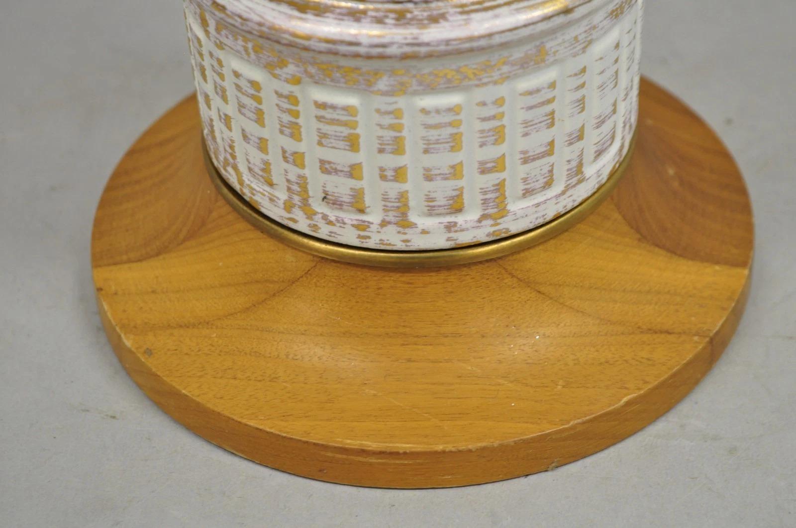 Vintage Italian Hollywood Regency Lámpara de Sobremesa de Porcelana Blanca y Cerámica Pinneaple en venta 1