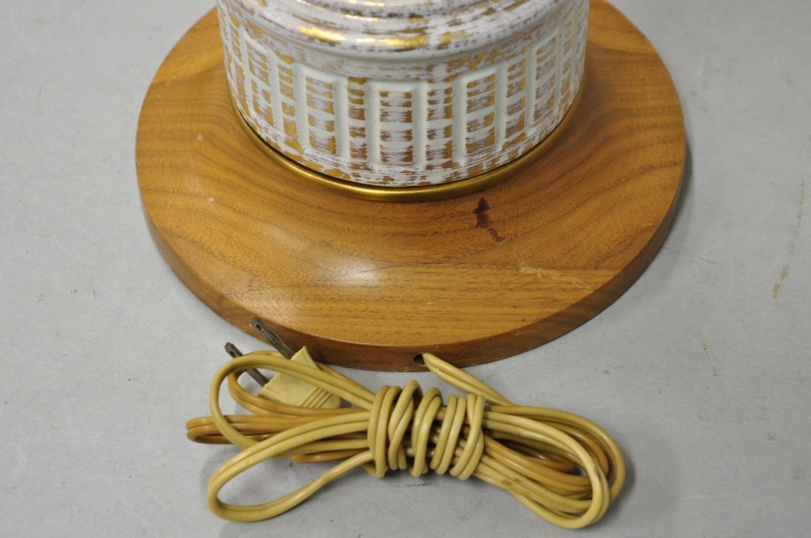Vintage Italian Hollywood Regency Lámpara de Sobremesa de Porcelana Blanca y Cerámica Pinneaple en venta 2