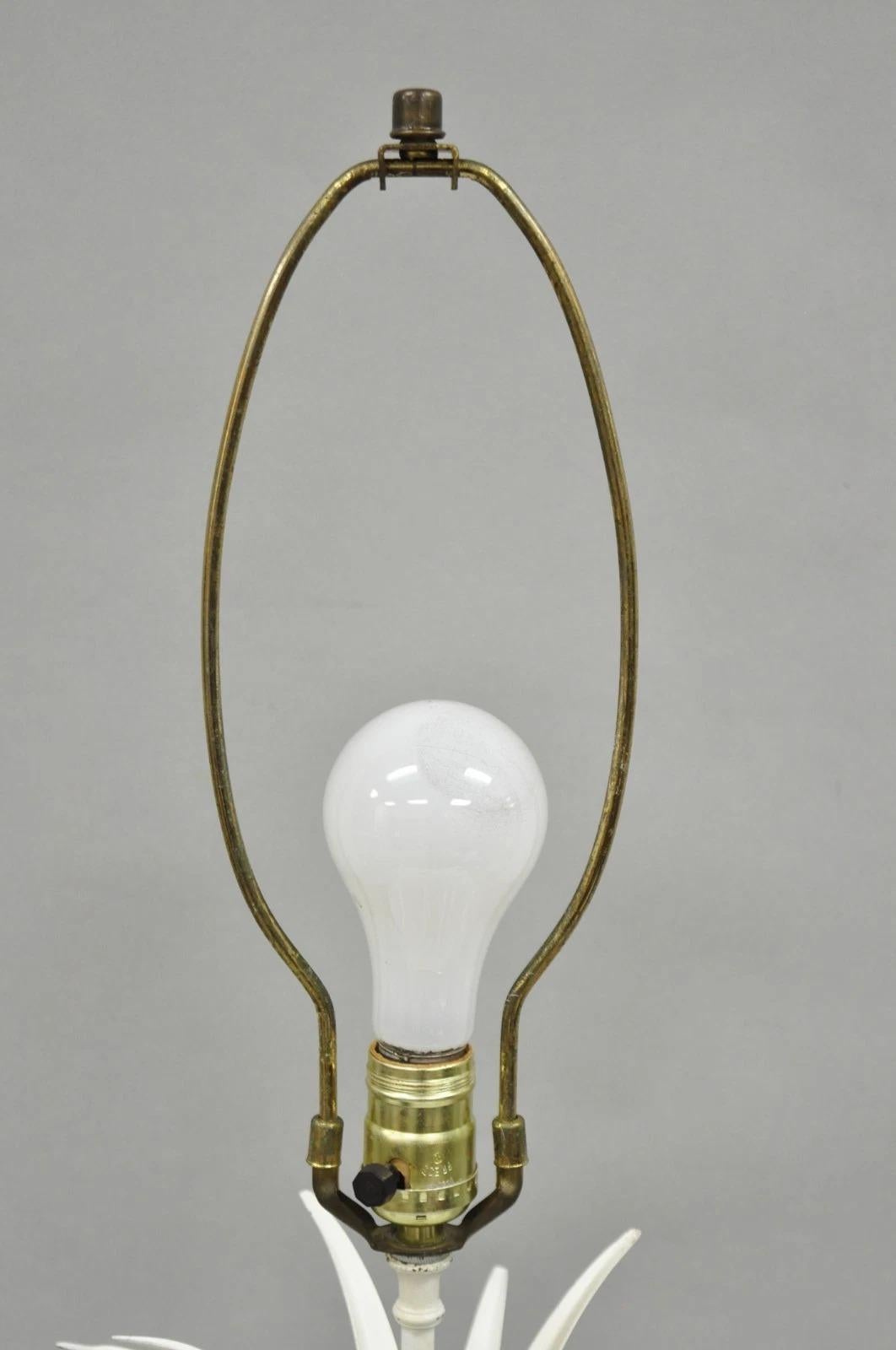 Vintage Italian Hollywood Regency Metal Blanco Tole Figural Piña Lámpara de Mesa en venta 2