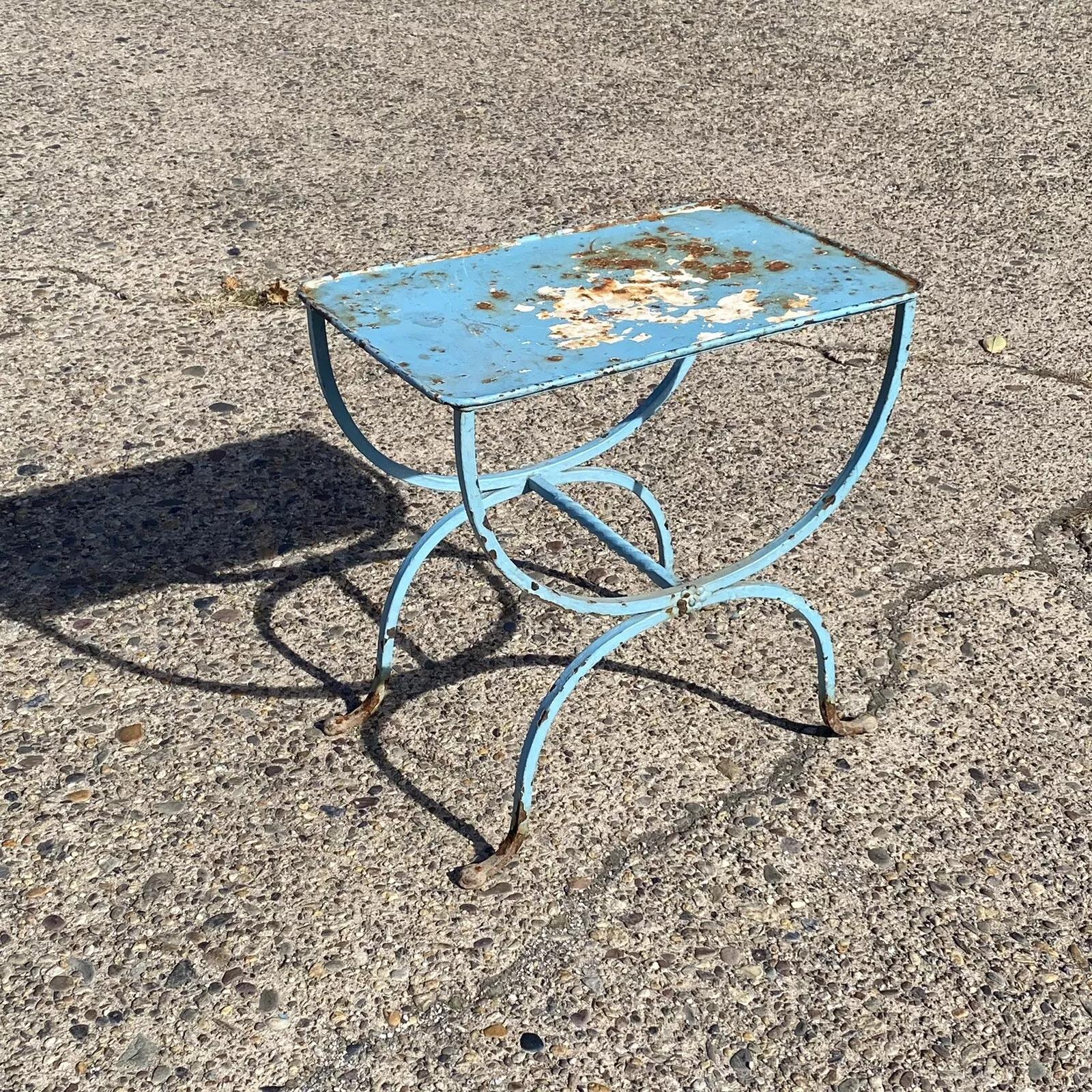 Mesa auxiliar de jardín de hierro forjado Vintage Italian Hollywood Regency. Mediados del siglo XX. Medidas: 20,5