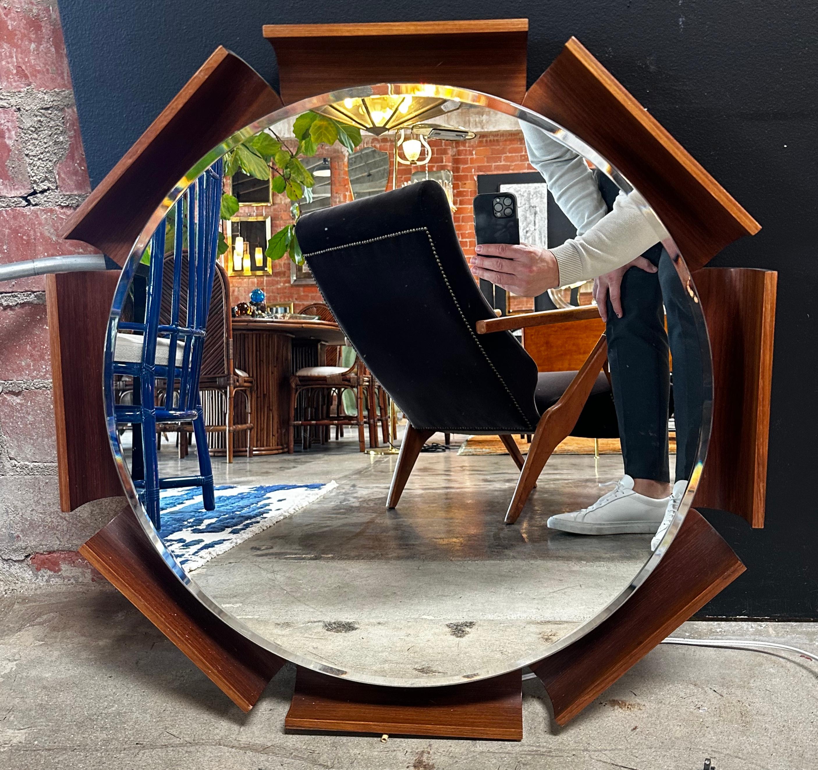 Beautiful Italian illuminated Wood round mirror made in Italy in 1980s By ISA.
 