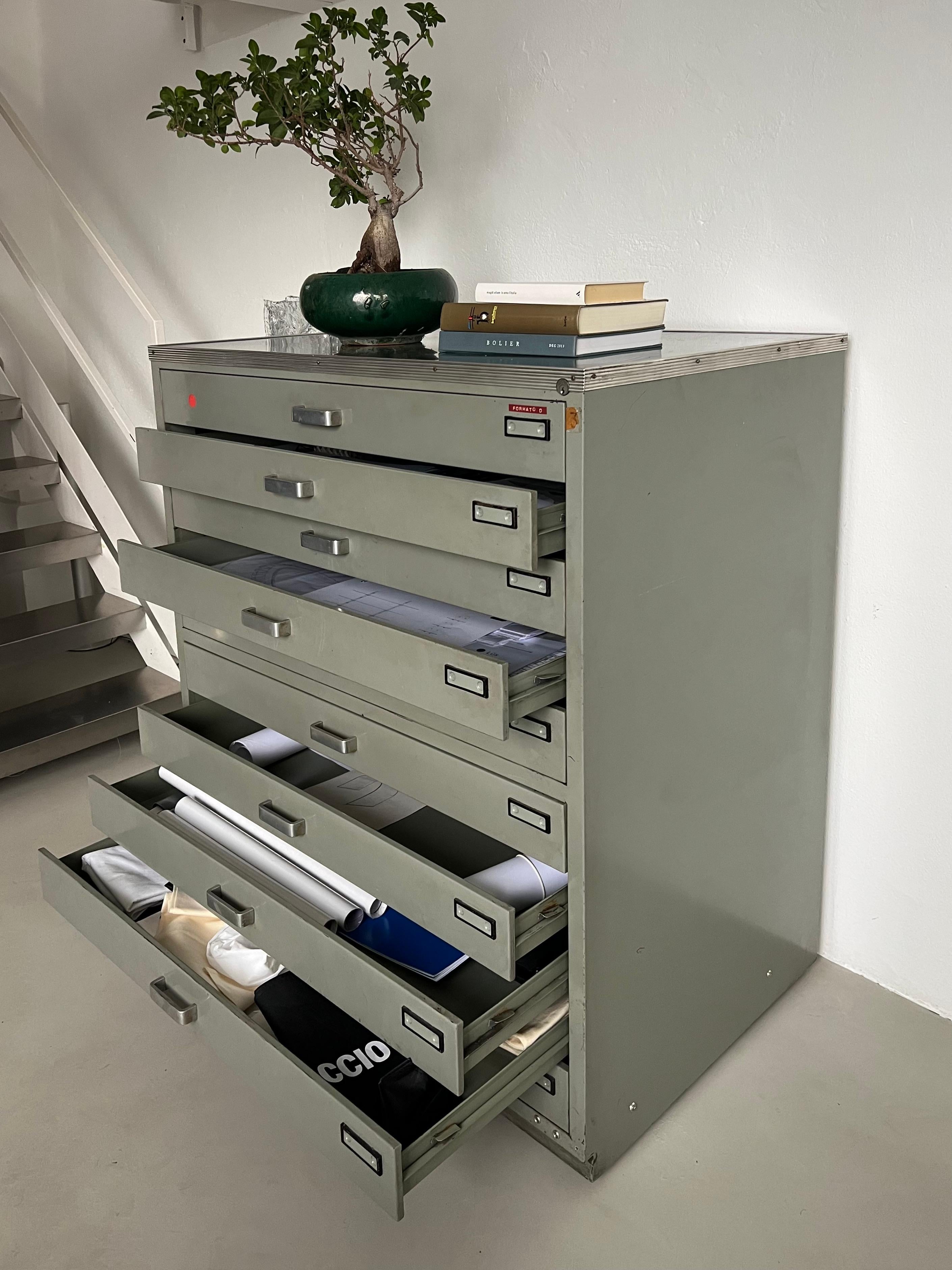 Vintage Italian Industrial Cabinet / drawers  for storage drawings and posters For Sale 4