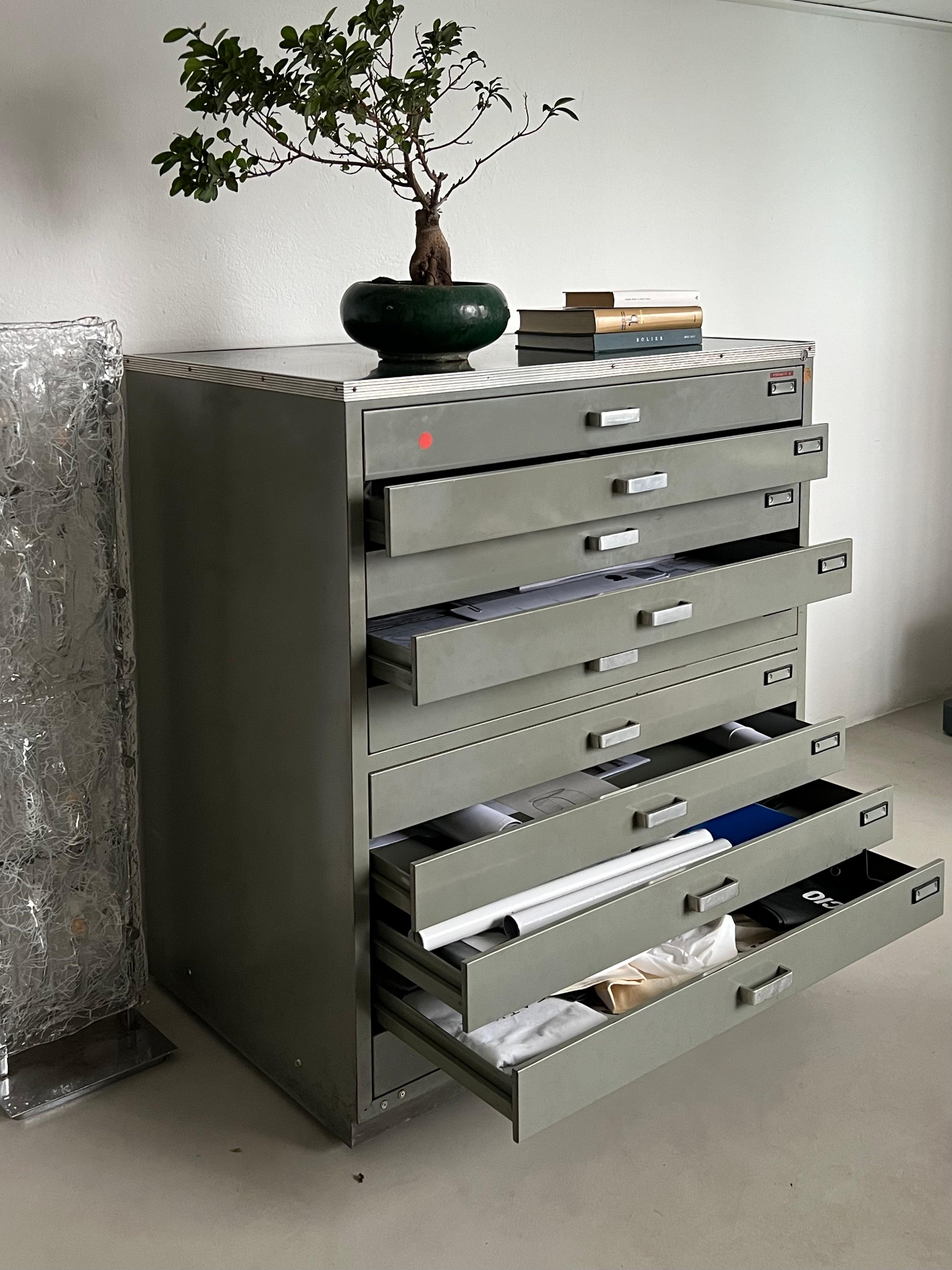 Vintage Italian Industrial Cabinet / drawers  for storage drawings and posters For Sale 6
