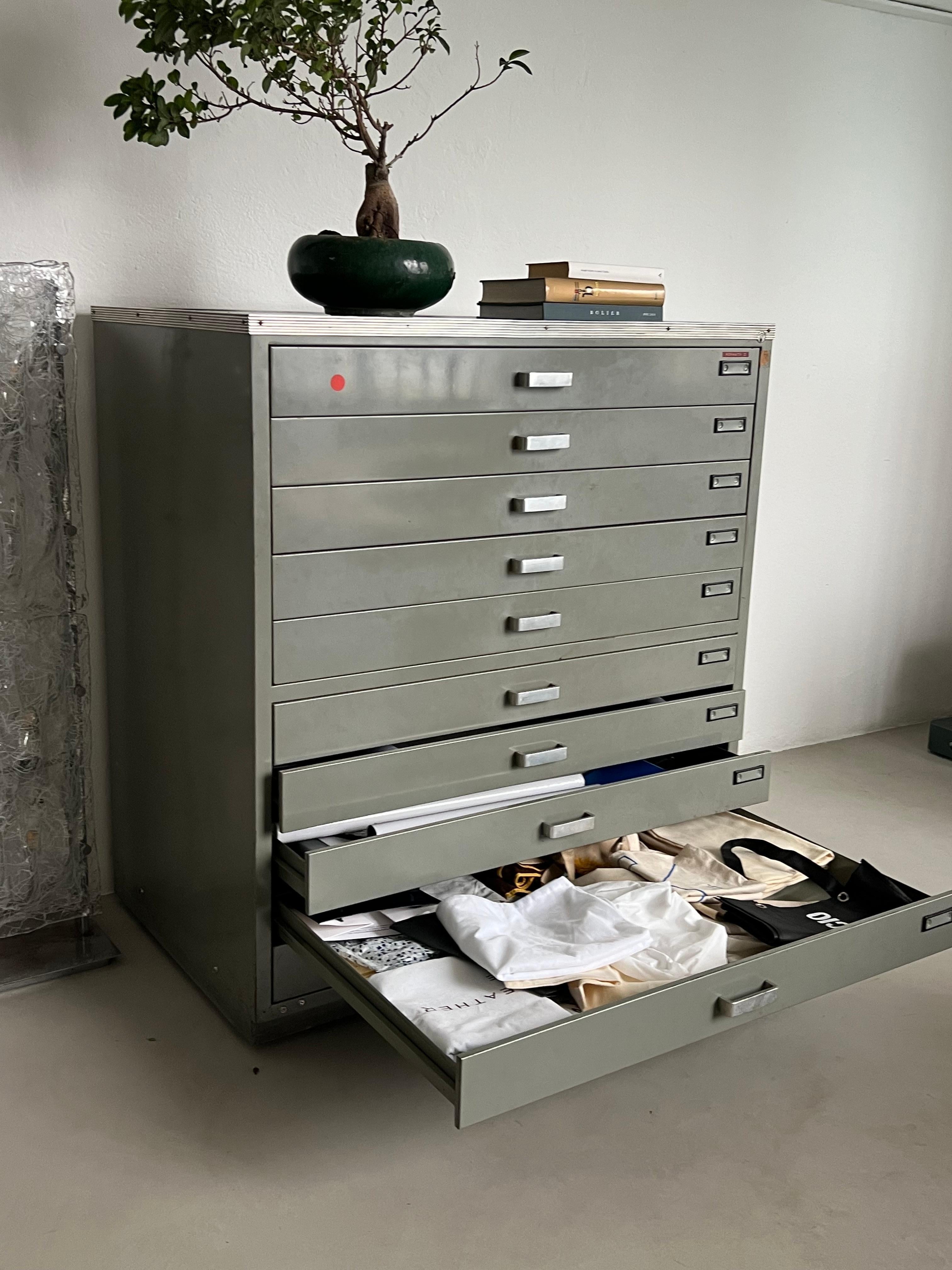 Vintage Italian Industrial Cabinet / drawers  for storage drawings and posters For Sale 10