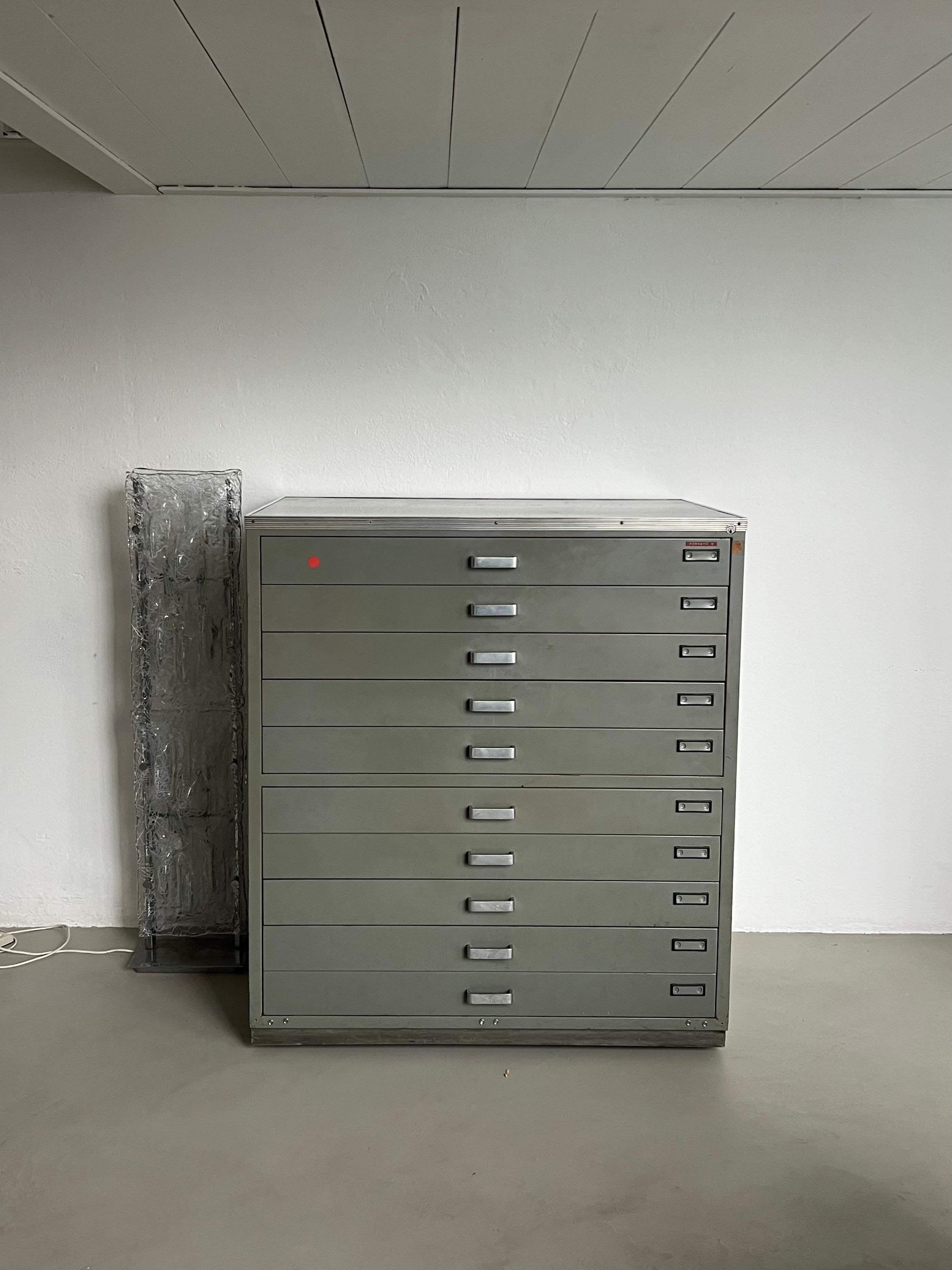 Vintage Italian Industrial Cabinet / drawers  for storage drawings and posters In Good Condition For Sale In Milano, IT