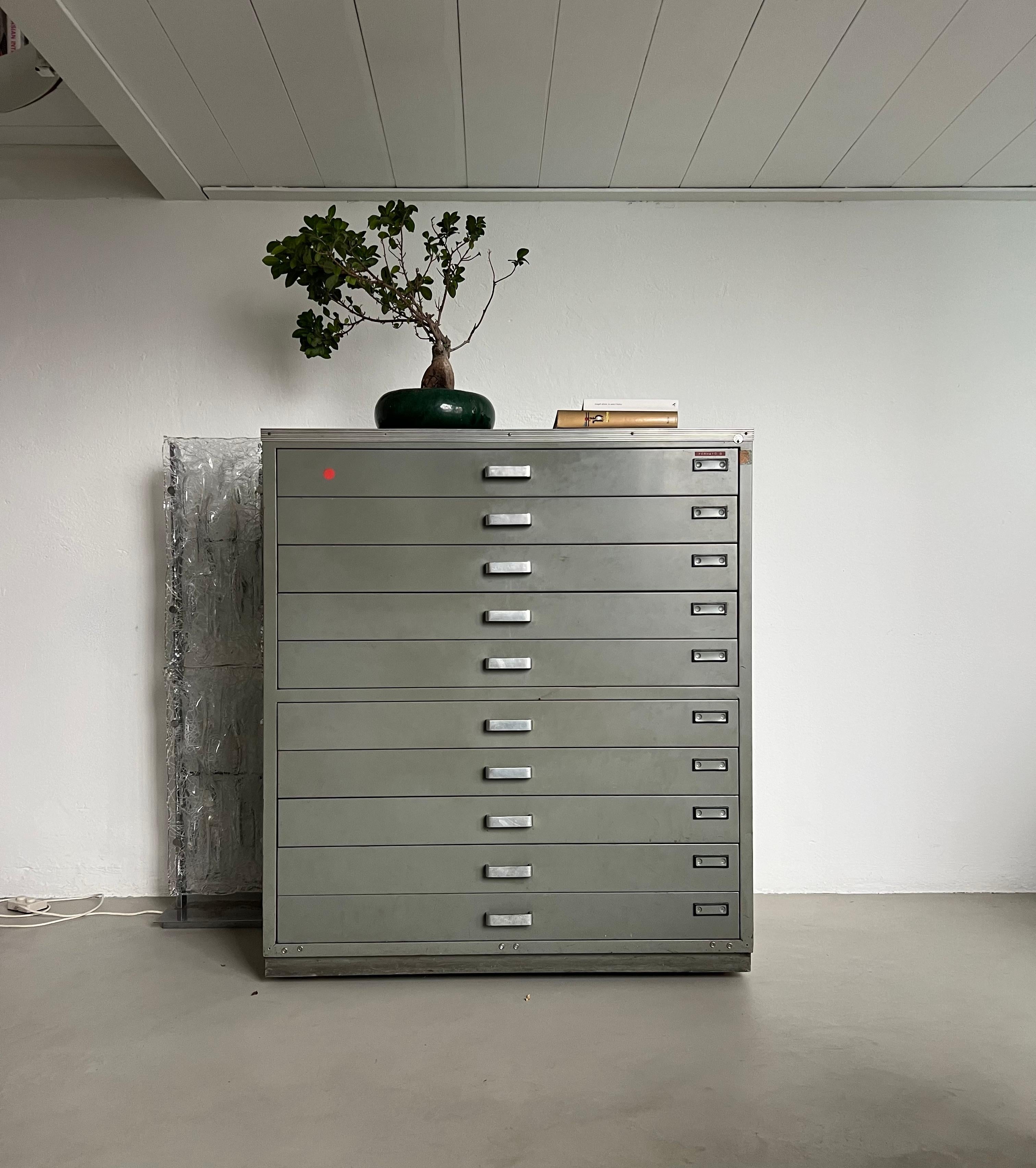 Vintage Italian Industrial Cabinet / drawers  for storage drawings and posters For Sale 1