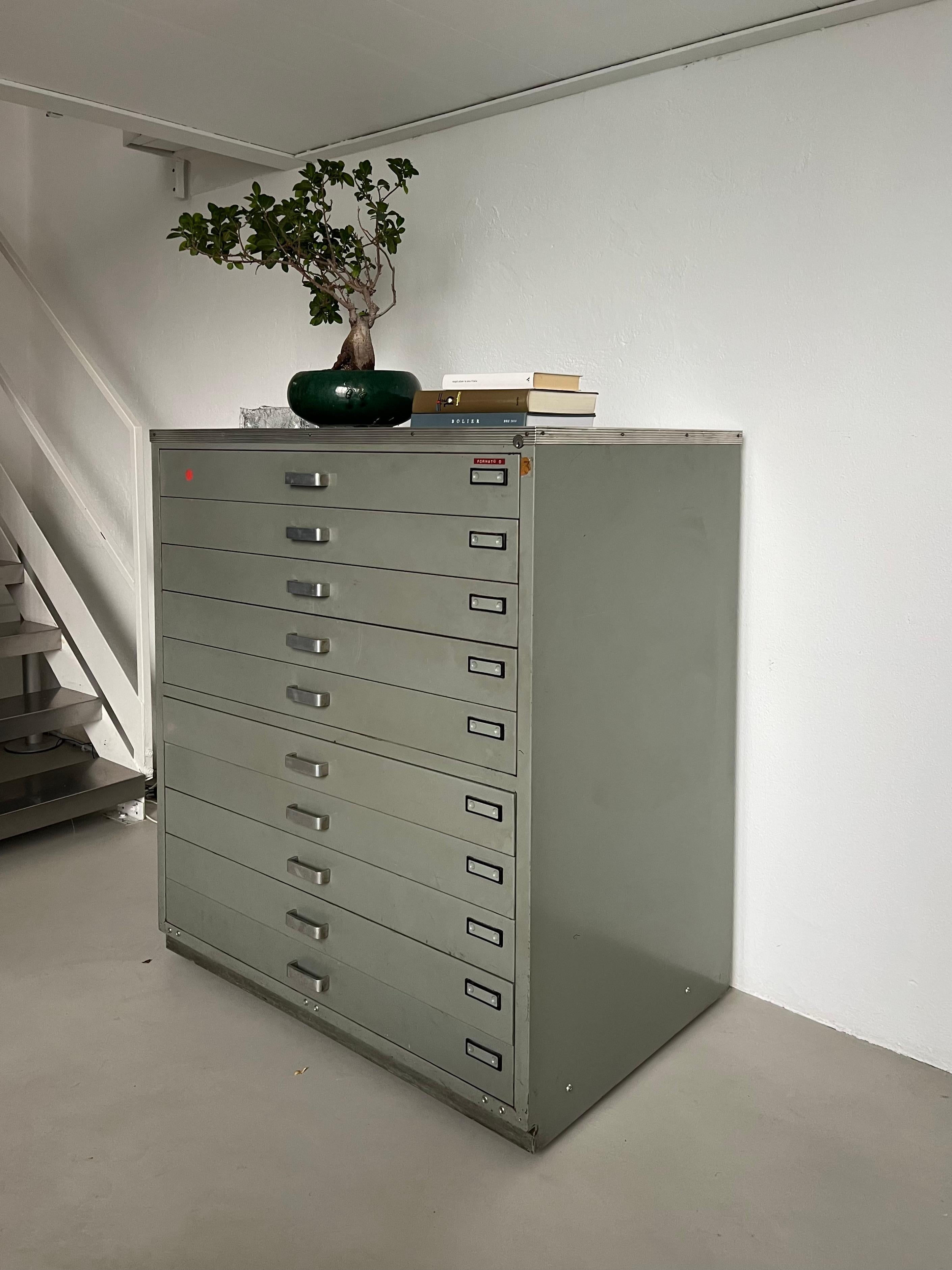 Vintage Italian Industrial Cabinet / drawers  for storage drawings and posters For Sale 3