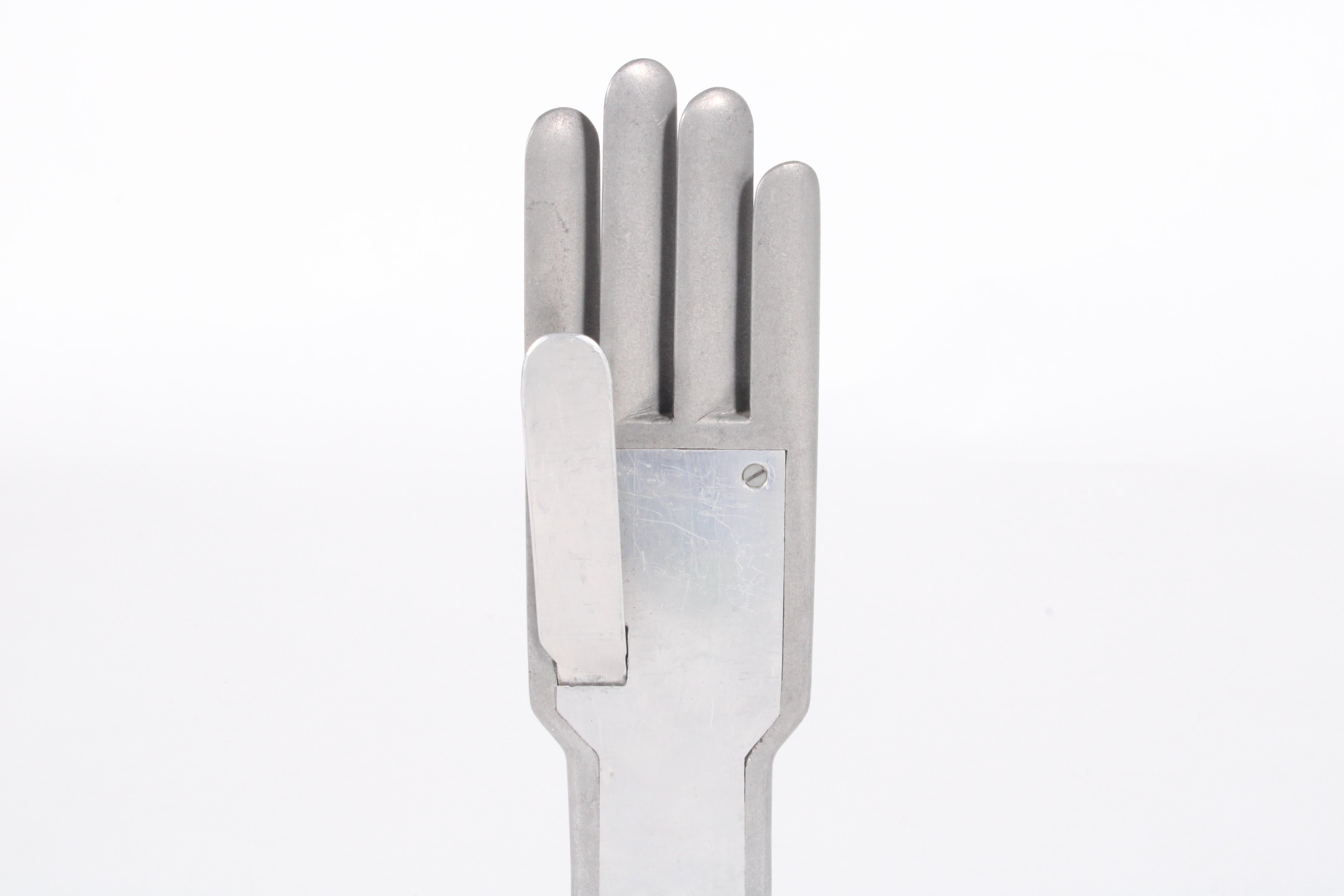 Moulage de gants industriels italiens vintage - Livraison gratuite à l'international en vente 5