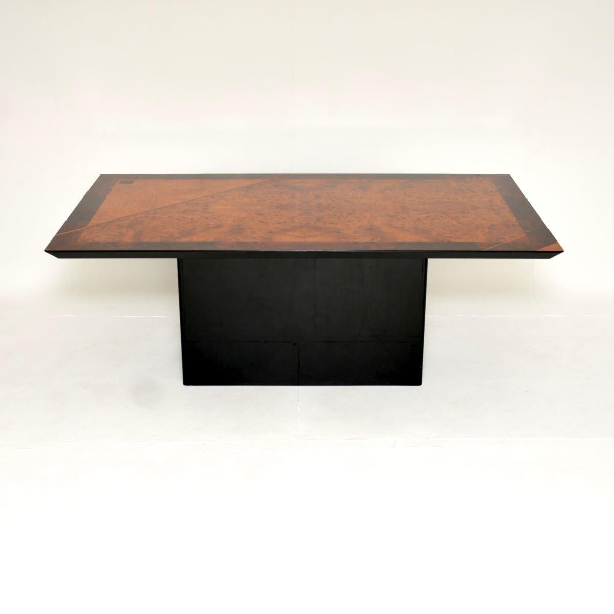 Superbe table de salle à manger italienne en loupe de bois incrustée, réalisée par Oscar Dell Arredamento pour Miniforms. Il a été fabriqué en Italie et date des années 1970-80.

Il est d'une qualité exceptionnelle et présente de superbes motifs