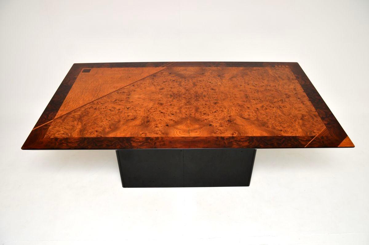 Mid-Century Modern Table de salle à manger italienne vintage en loupe incrustée par Oscar Dell Arredamento en vente