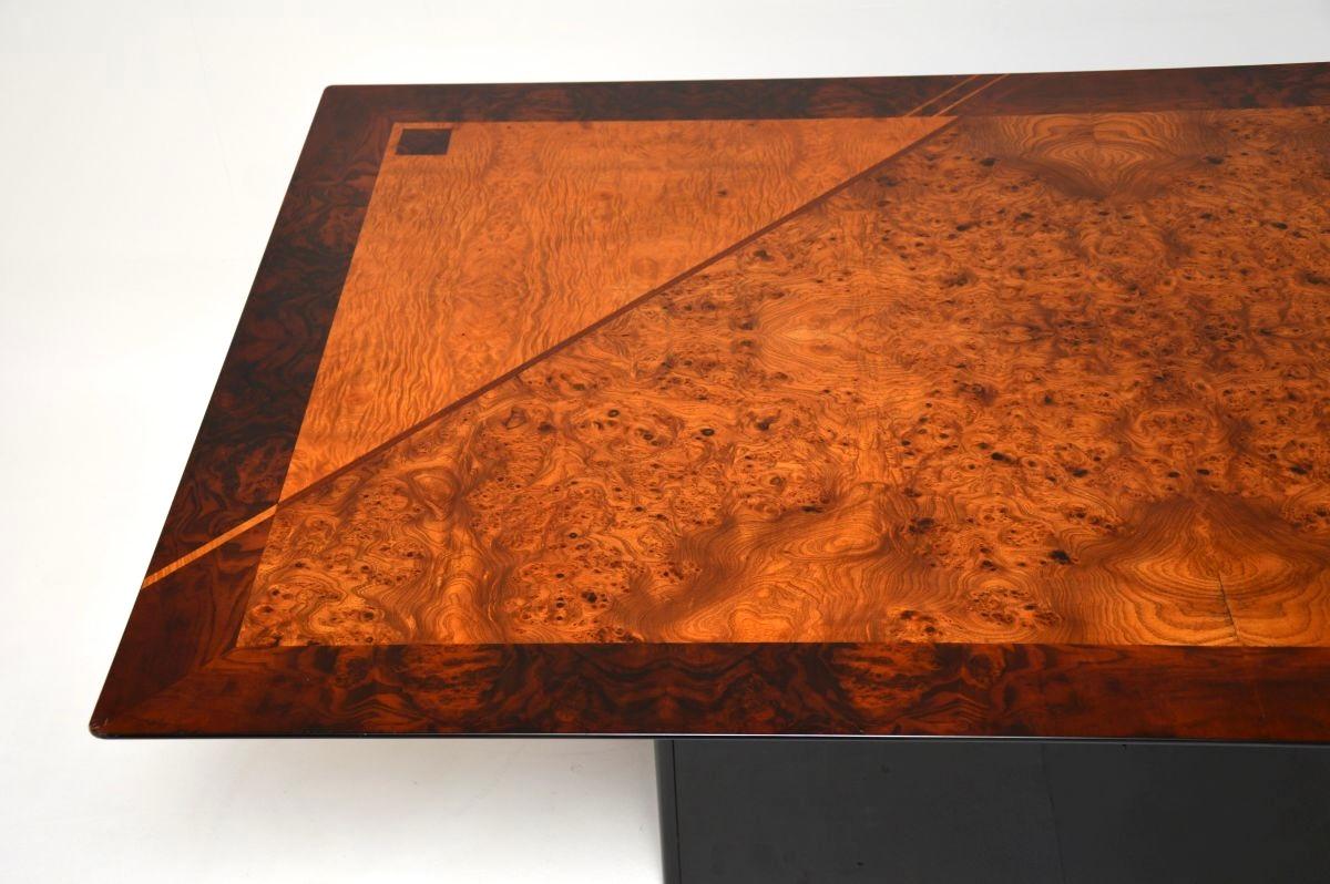 Laqué Table de salle à manger italienne vintage en loupe incrustée par Oscar Dell Arredamento en vente