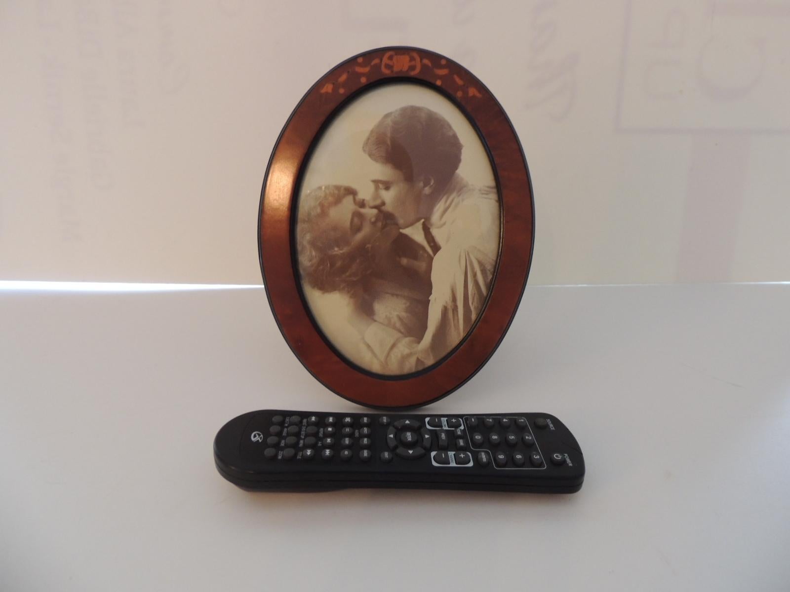 Vintage Italian Inlaid Wood Oval Picture Frame In Good Condition In Oakland Park, FL