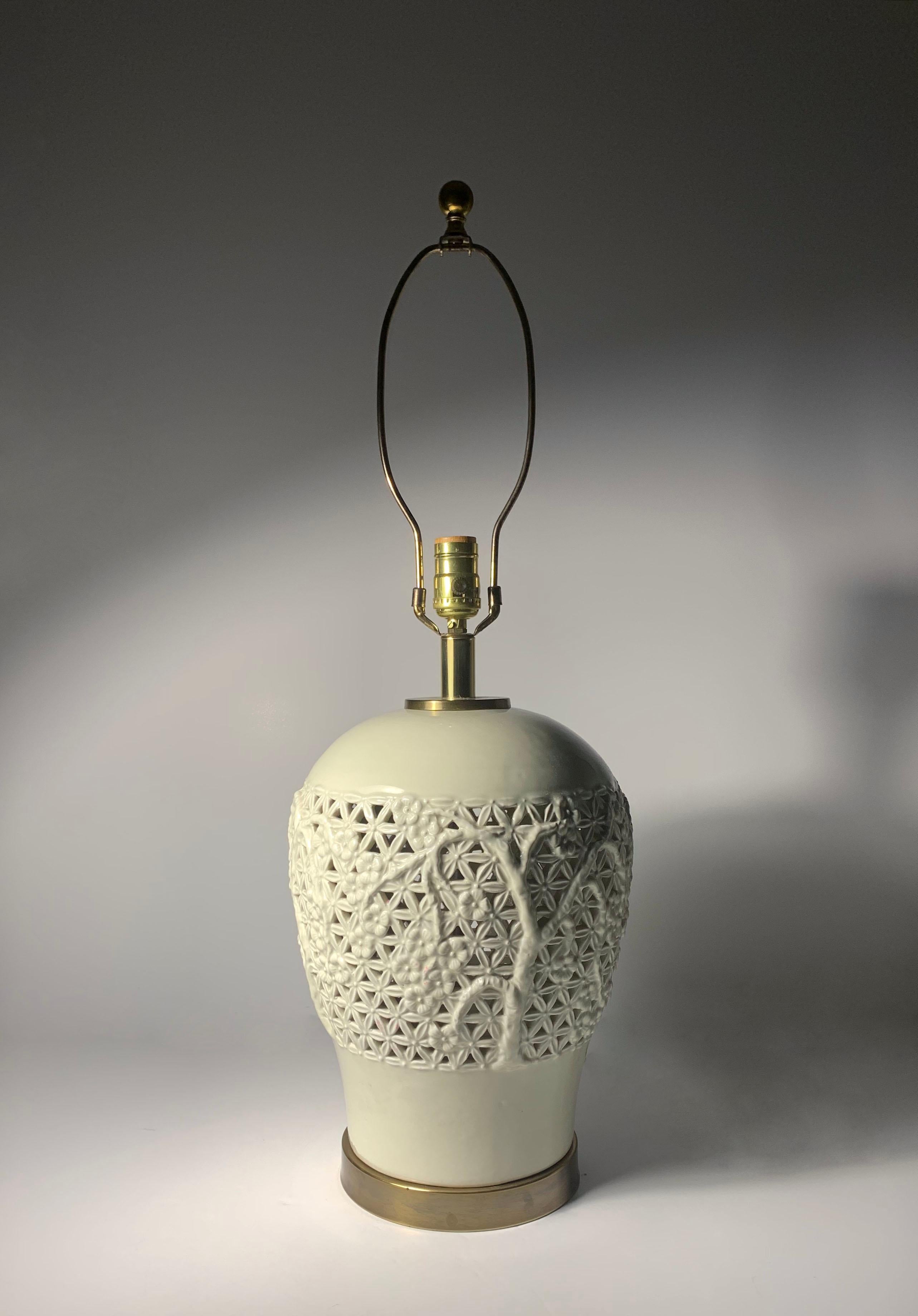 Chinoiseries Lampes italiennes vintage complexes en porcelaine de style chinoiserie en vente