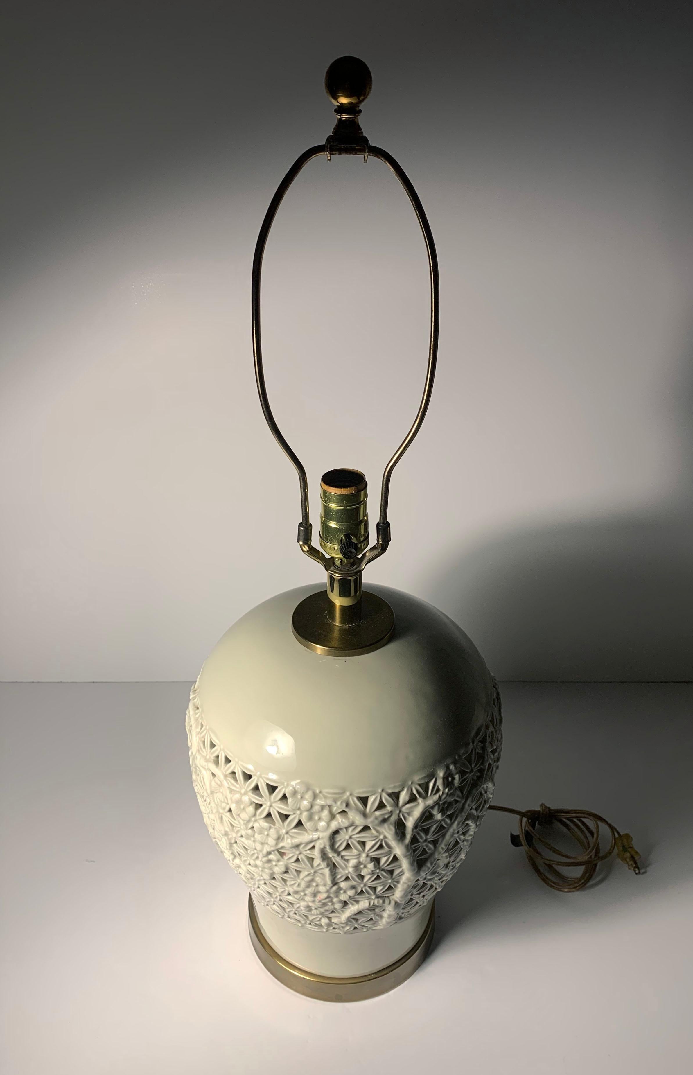 Lampes italiennes vintage complexes en porcelaine de style chinoiserie Bon état - En vente à Chicago, IL