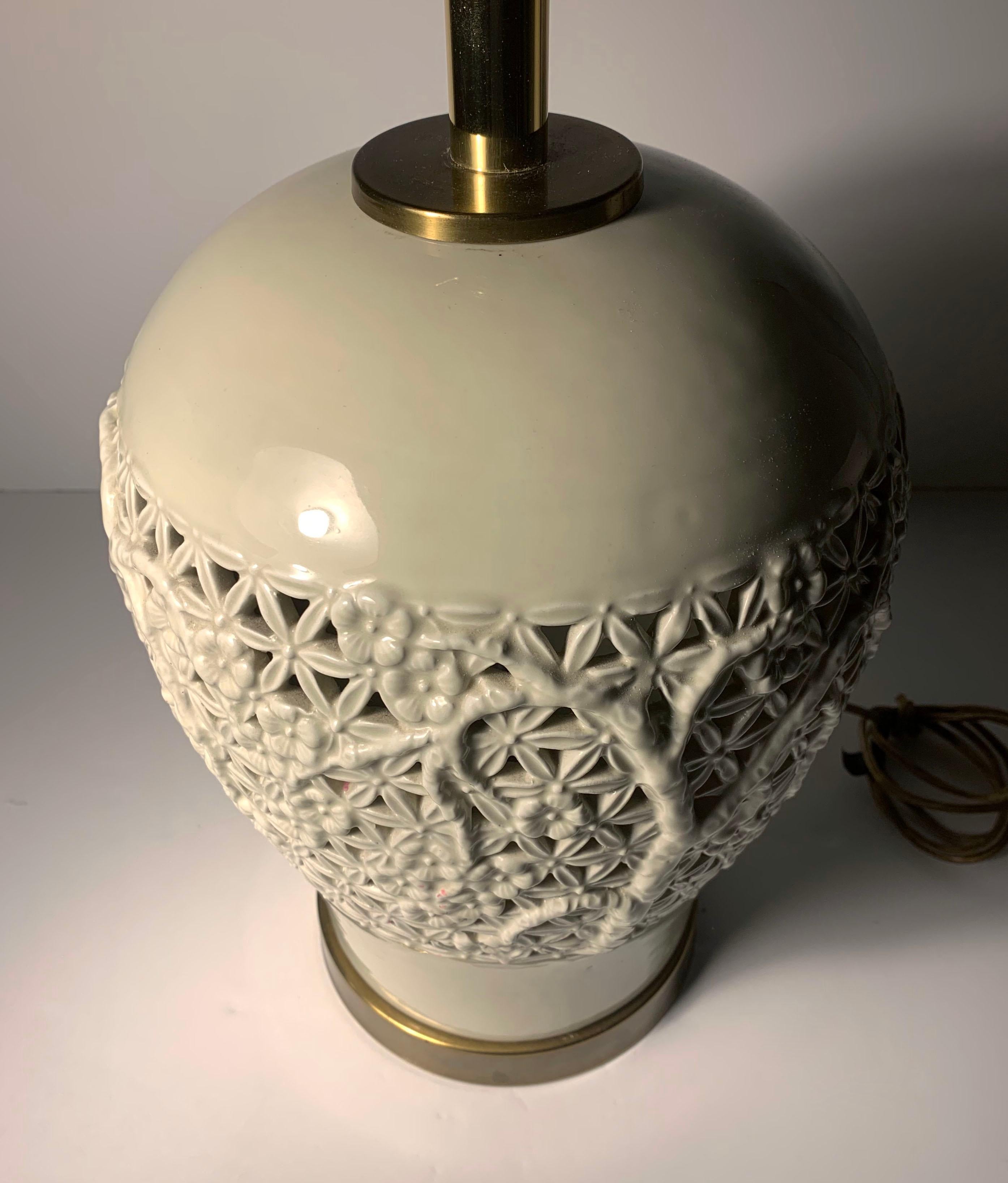 20ième siècle Lampes italiennes vintage complexes en porcelaine de style chinoiserie en vente