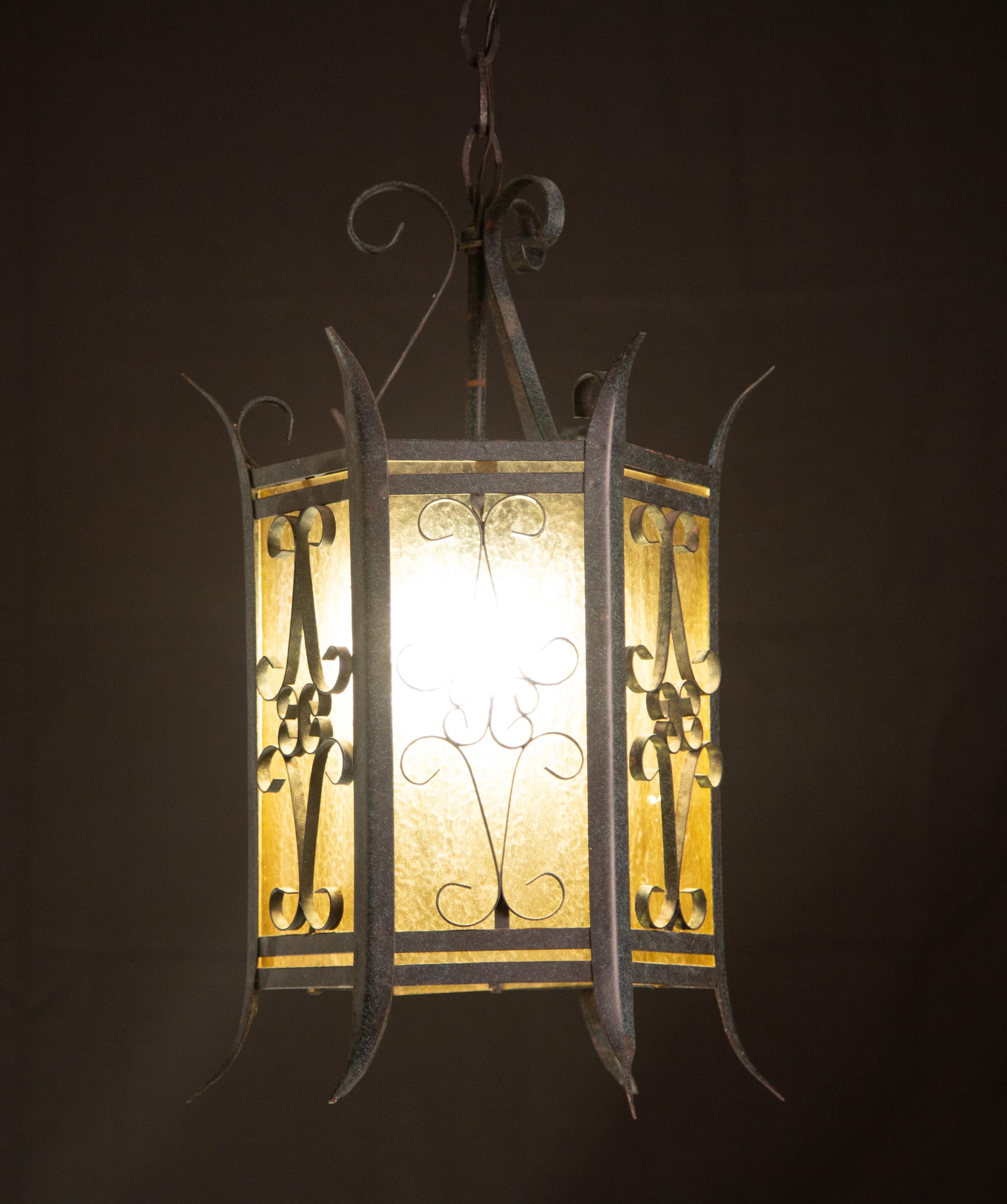 plendid Italian lantern made around the 1960s.
Measurements: 70 cm in height and 28 in diameter.
Mount a European standard e14 light.
There are signs of aging on the structure that give it a history and a certain beauty.
Perfect for decorating an
