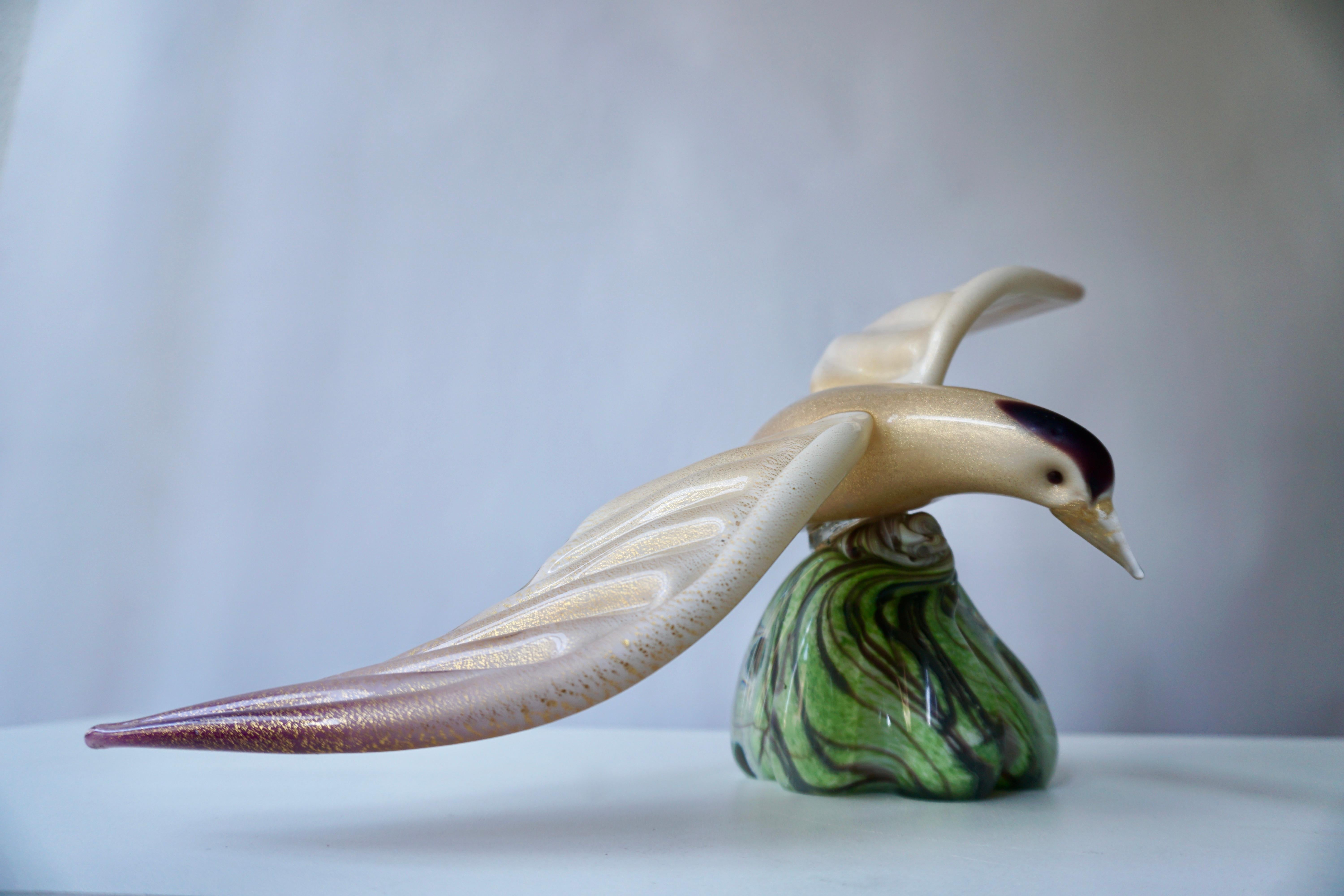 Vintage Italian Jewel-Like Gold Purple Creme Glass Bird In Good Condition For Sale In Antwerp, BE