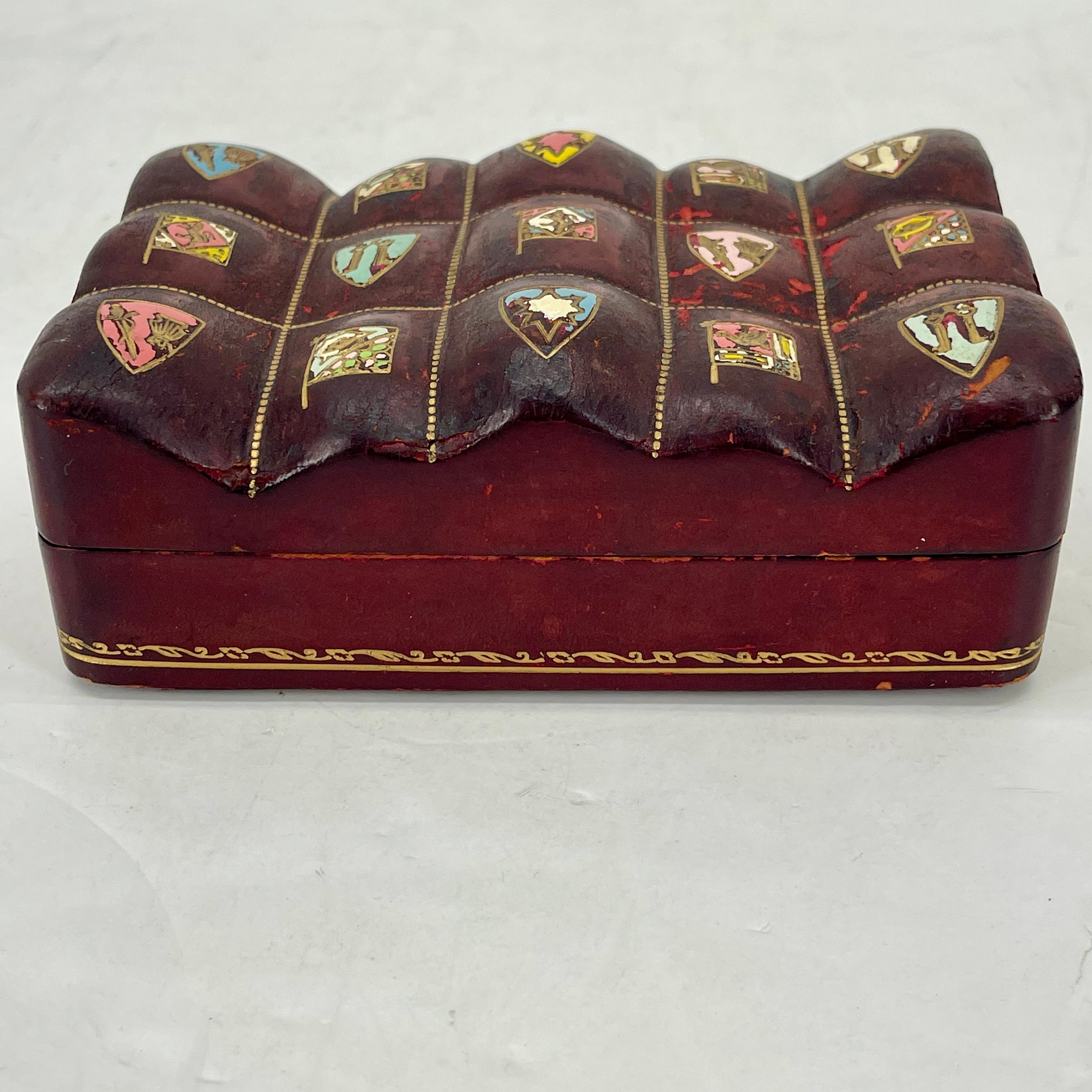 Boîte à bijoux italienne en cuir bourgogne, années 1950 Bon état - En vente à Haddonfield, NJ