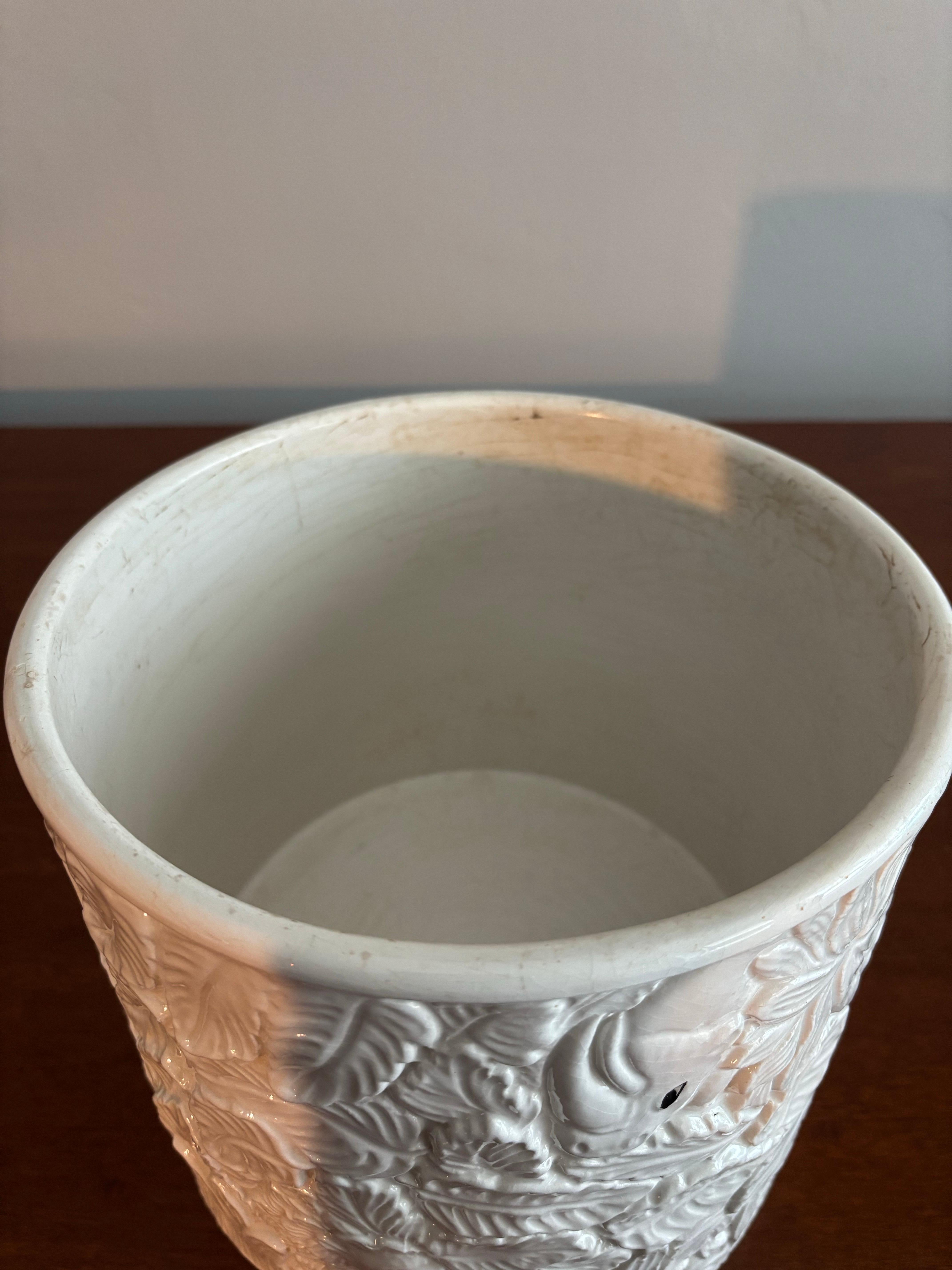 Bellissima e rara fioriera in ceramica italiana degli anni '60. Con una rappresentazione divertente e dinamica degli animali della giungla. Stampigliato made in Italy sul fondo. 

Gli animali includono elefanti, rinoceronti e leoni. 

Nature è