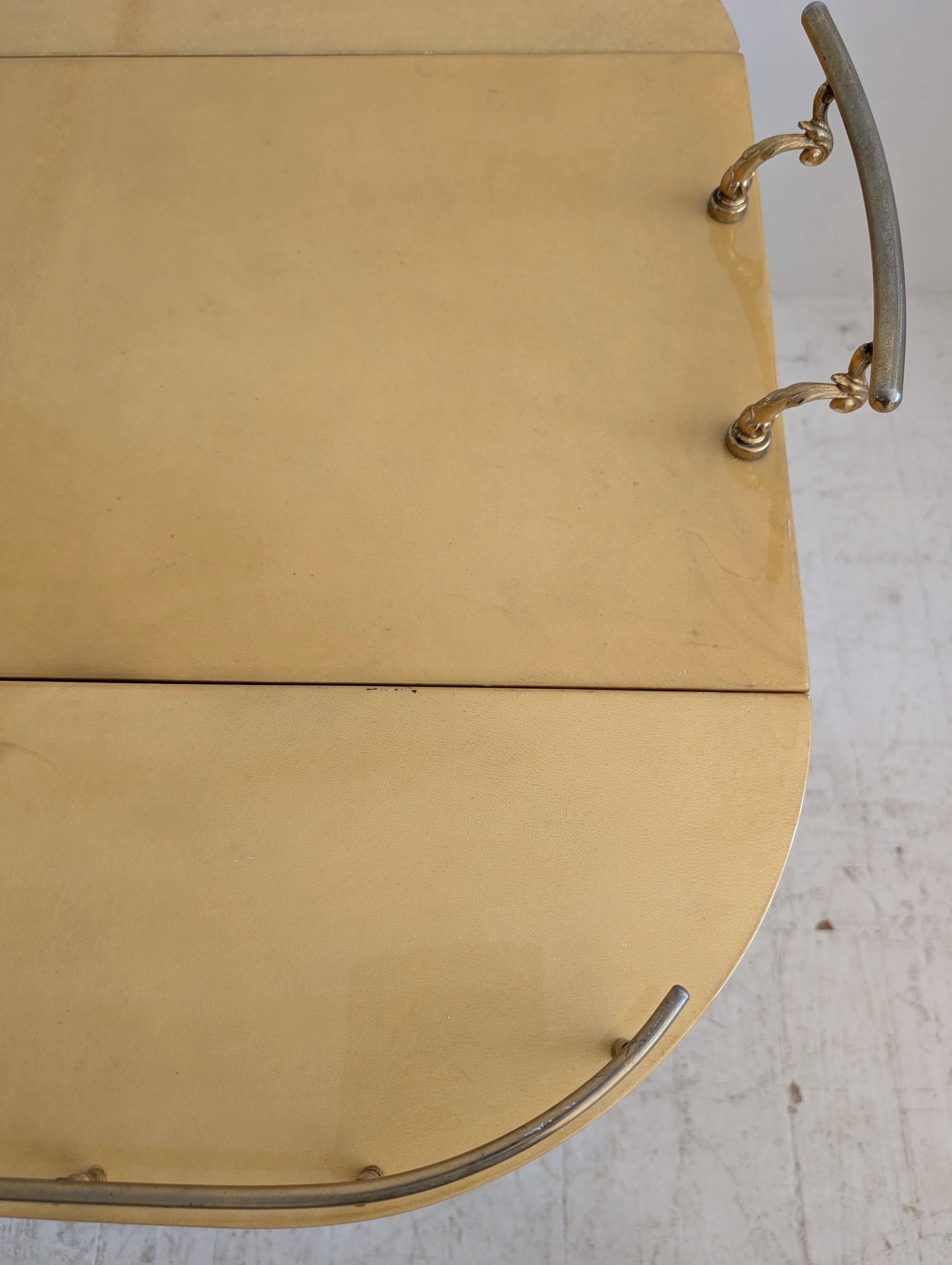 Chariot à boissons / chariot de bar vintage italien en parchemin laqué par Aldo Tura années 1960 en vente 4
